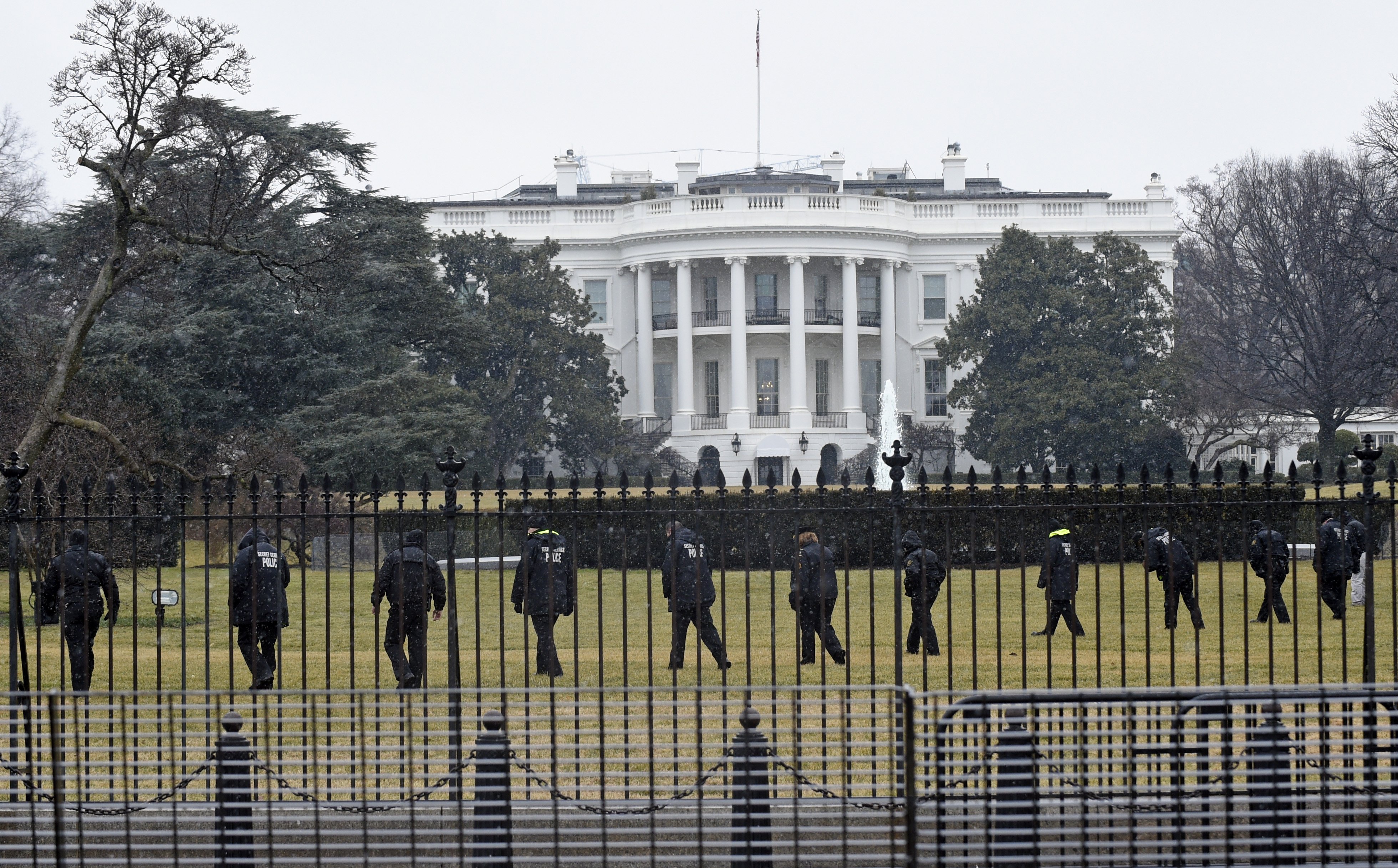 Secret Service officers search the south grounds of the White House for an unmanned aerial drone in Washington D.C. on  Jan. 26, 2015. (Susan Walsh—AP)
