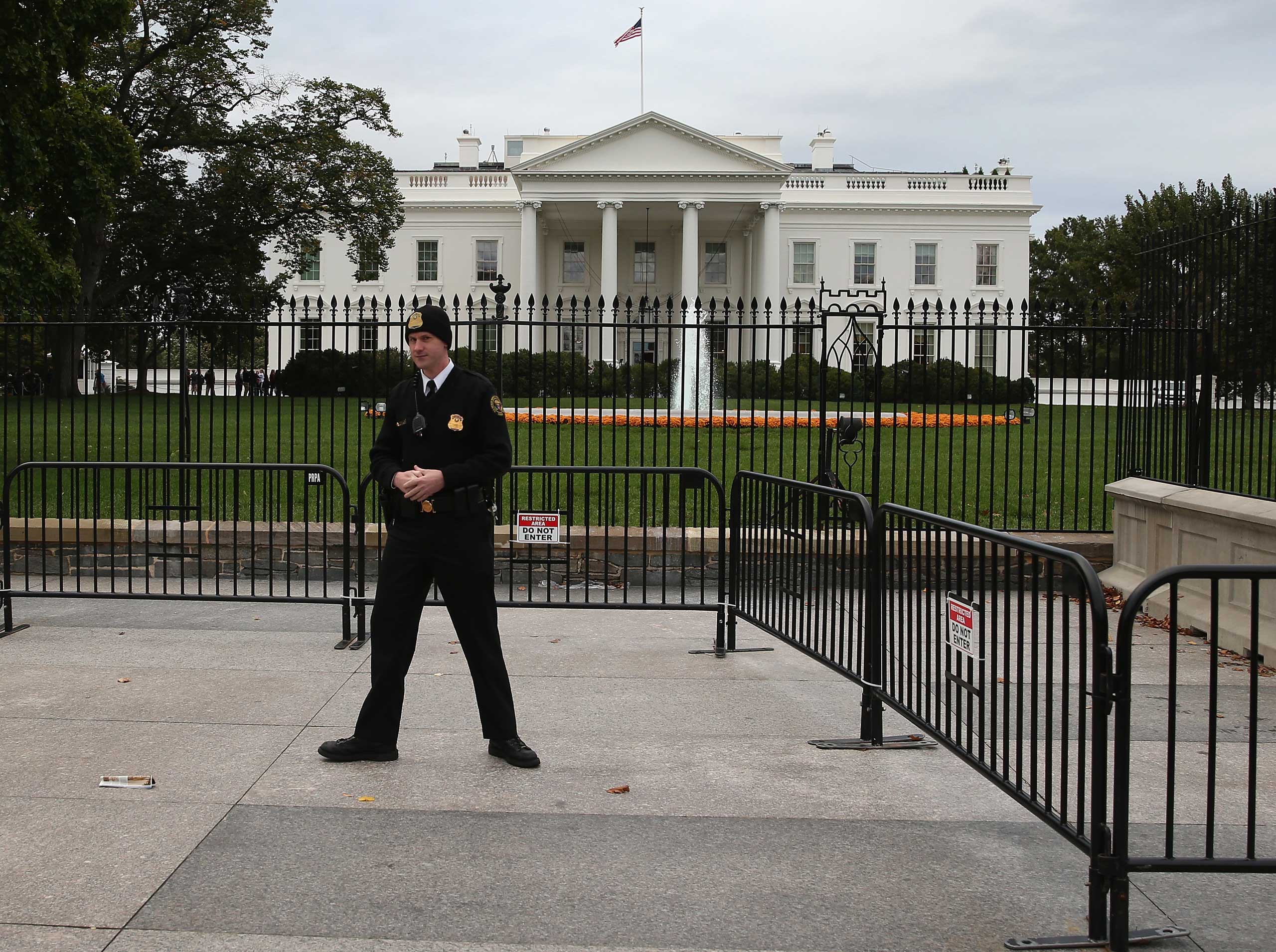 A member of the US Secret Service stands guard in front of the White House in Washington on Oct. 23, 2014.