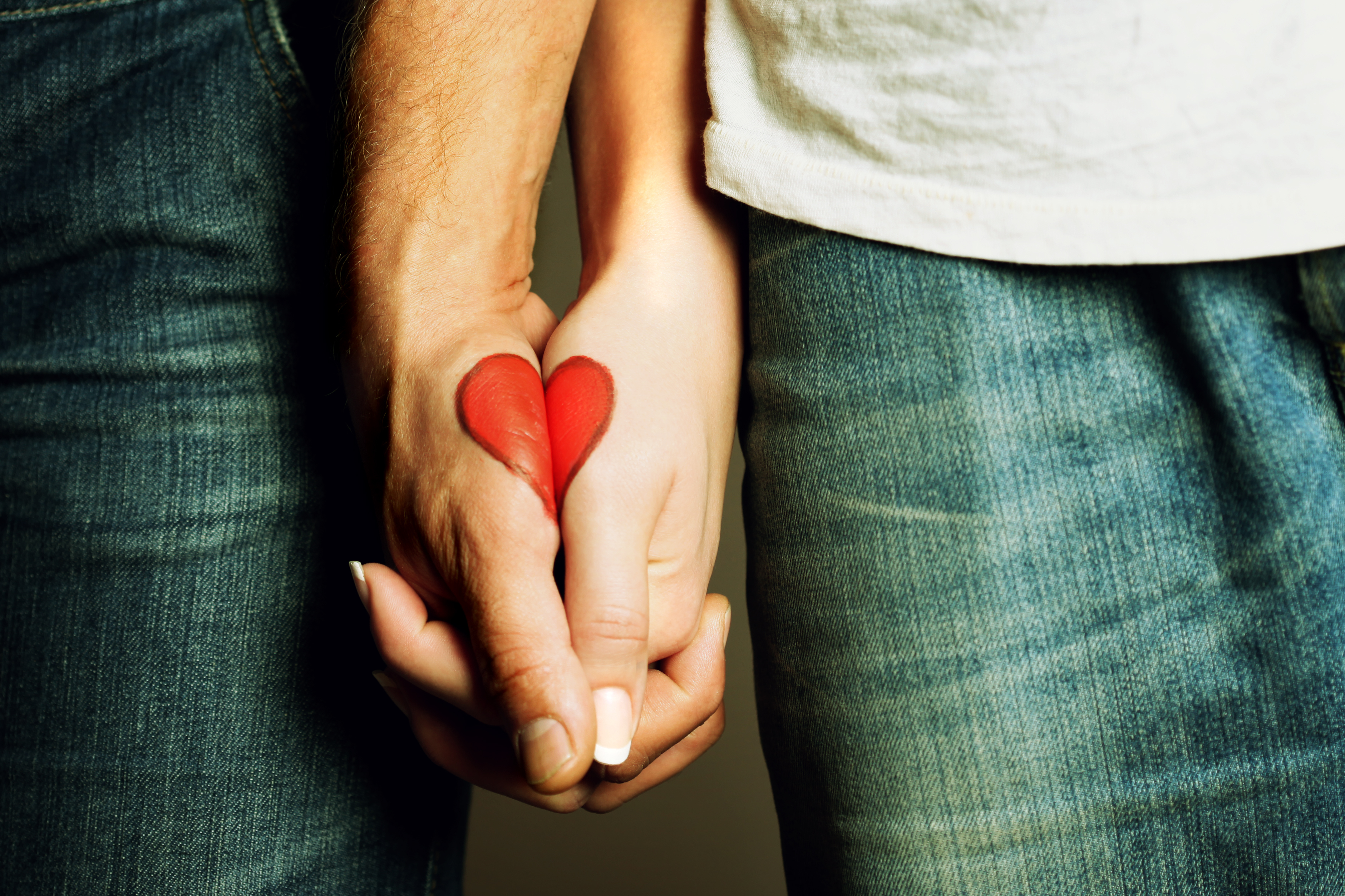 Любовь. Руки влюбленных. Руки любовь. Мужчина и женщина сердце. Счастье в твоих руках.