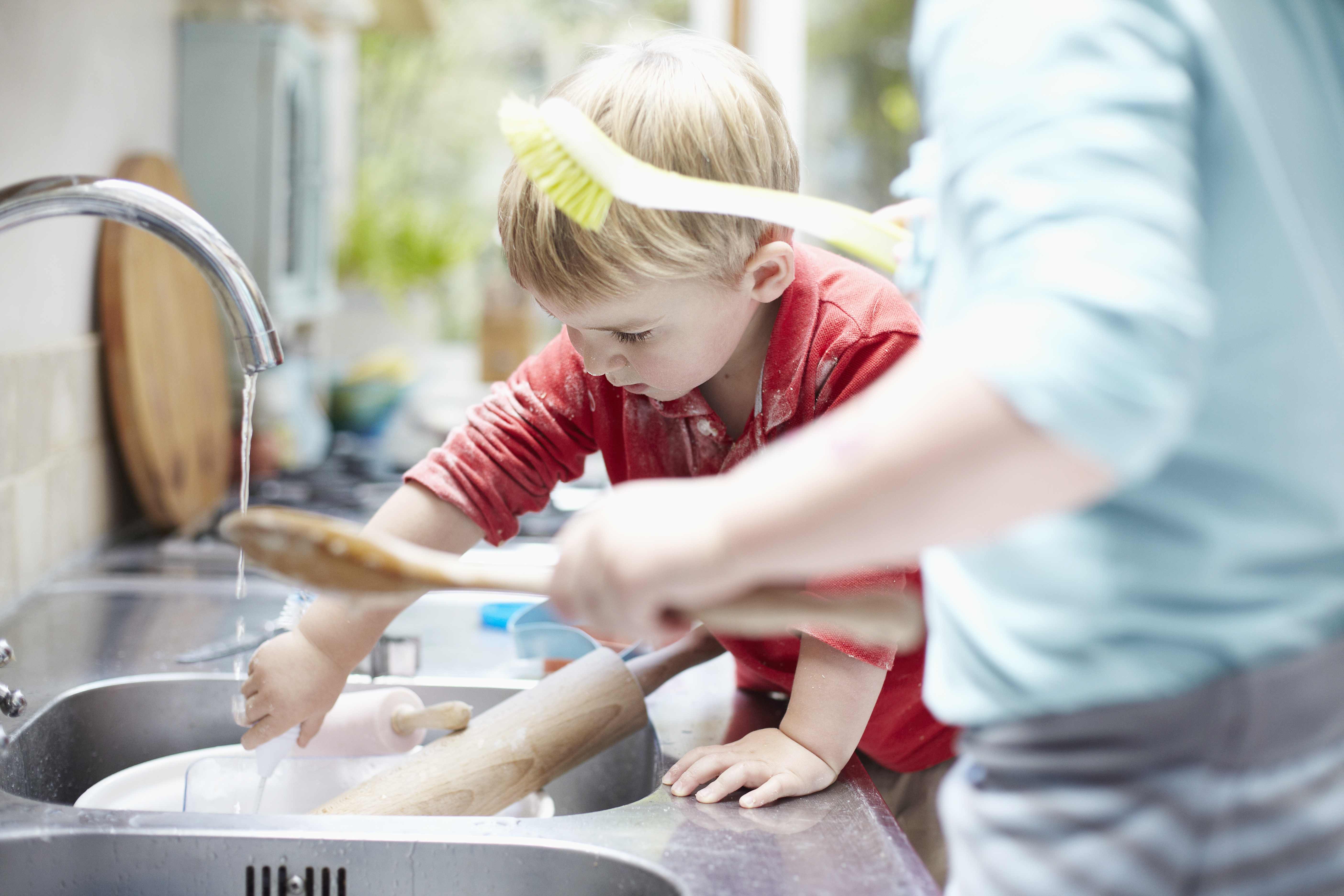 Подросток помогает маме. Мытье посуды для детей. Для мытья детской посуды. Помогать маме по дому. Дети помогают.