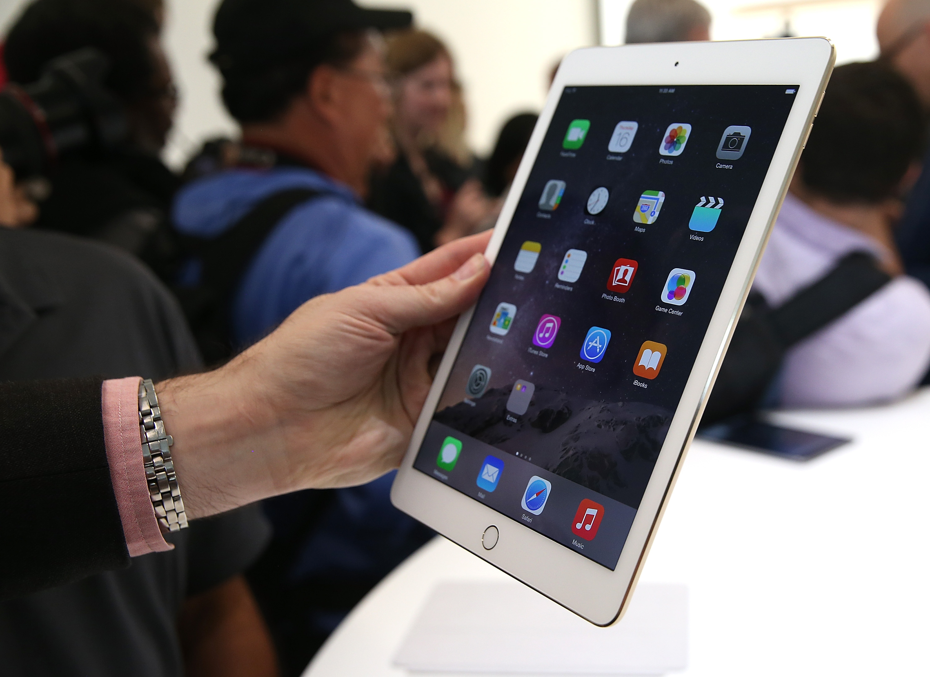 An attendee inspects new iPad Air 2 during an Apple special event on October 16, 2014 in Cupertino, California. (Justin Sullivan&mdash;Getty Images)