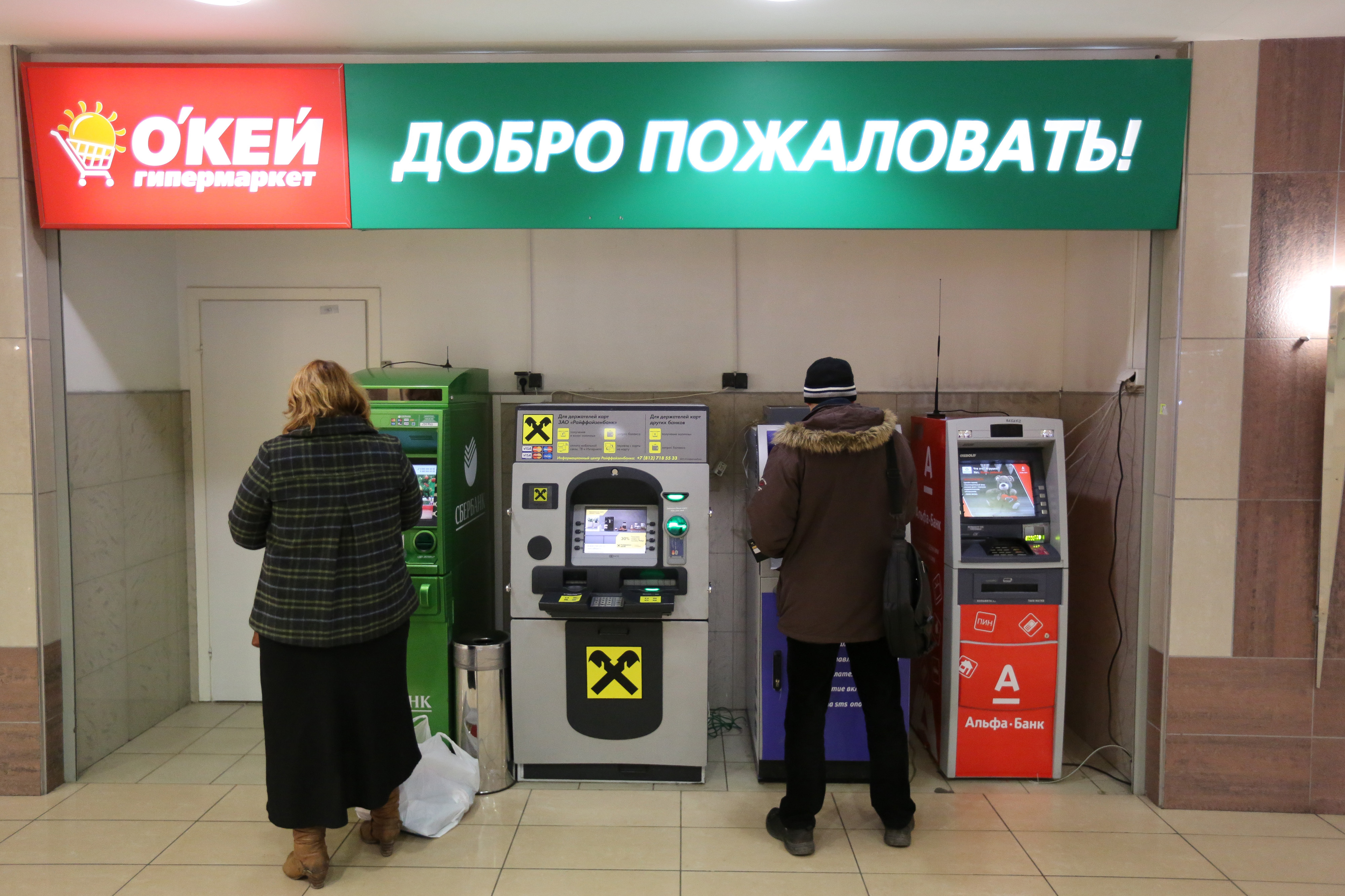 Russian Retail-Sales Growth Unexpectedly Gains Amid Ruble Crisis