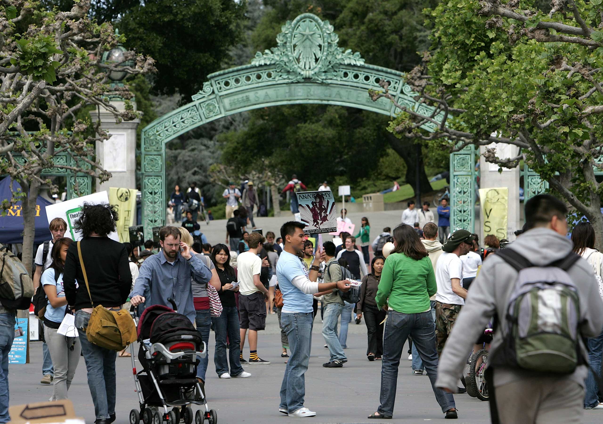 UC Berkeley students walk through Sproul Plaza on the UC Berkeley campus, April 17, 2007 in Berkeley. The University of California system has mandated that all incoming students be vaccinated. (Justin Sullivan—Getty Images)