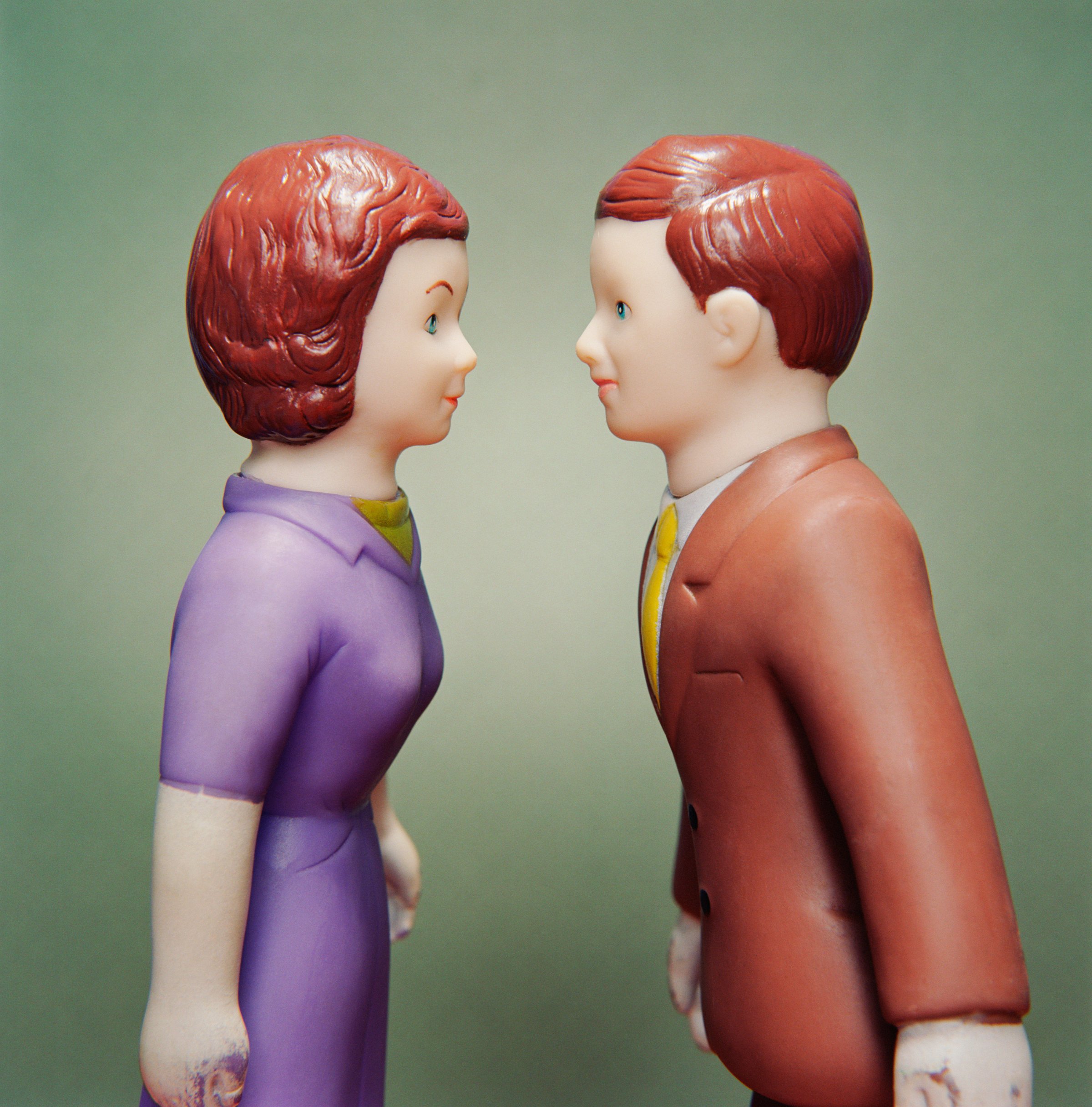couple-figurines-facing-each-other