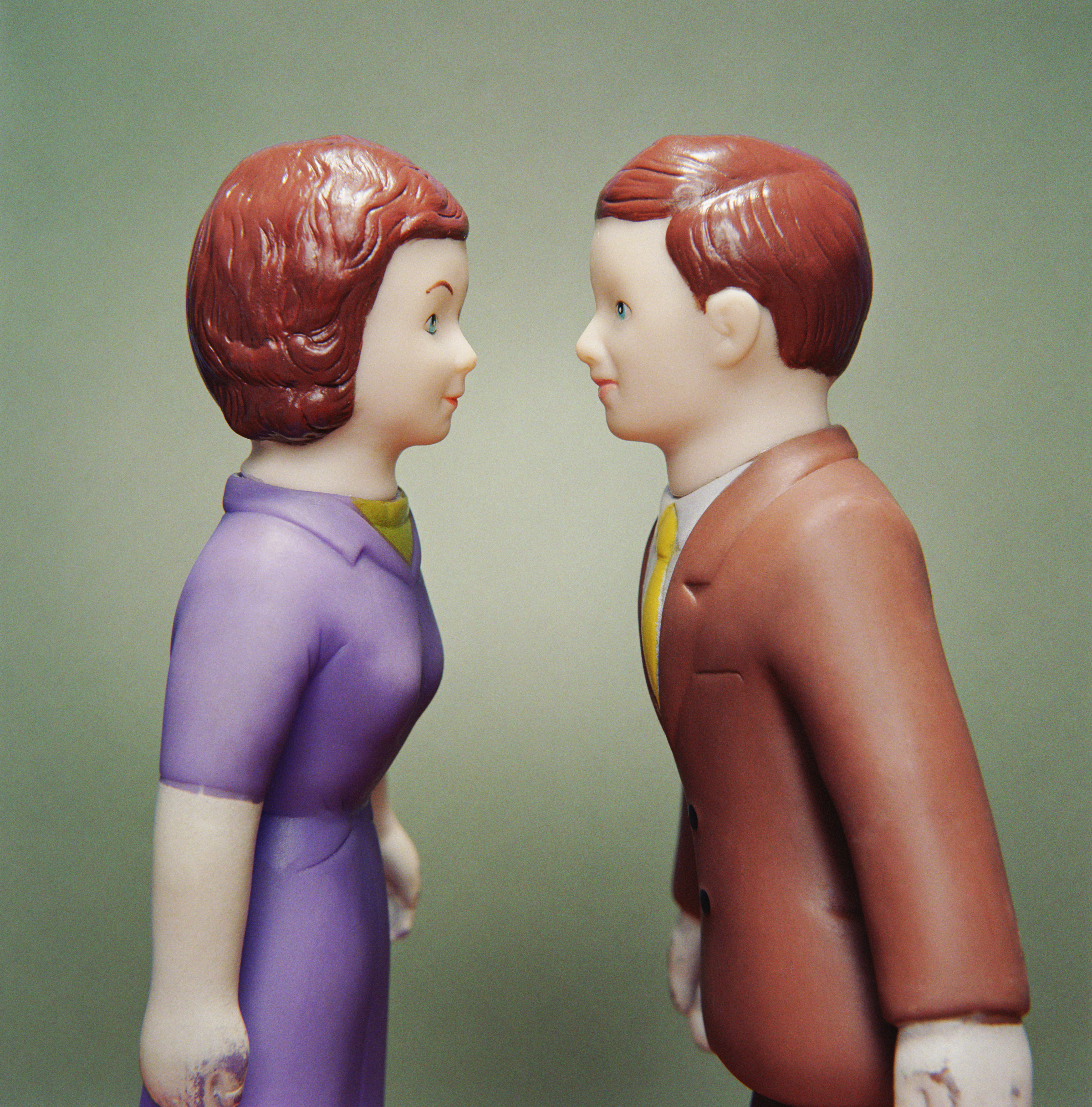 couple-figurines-facing-each-other