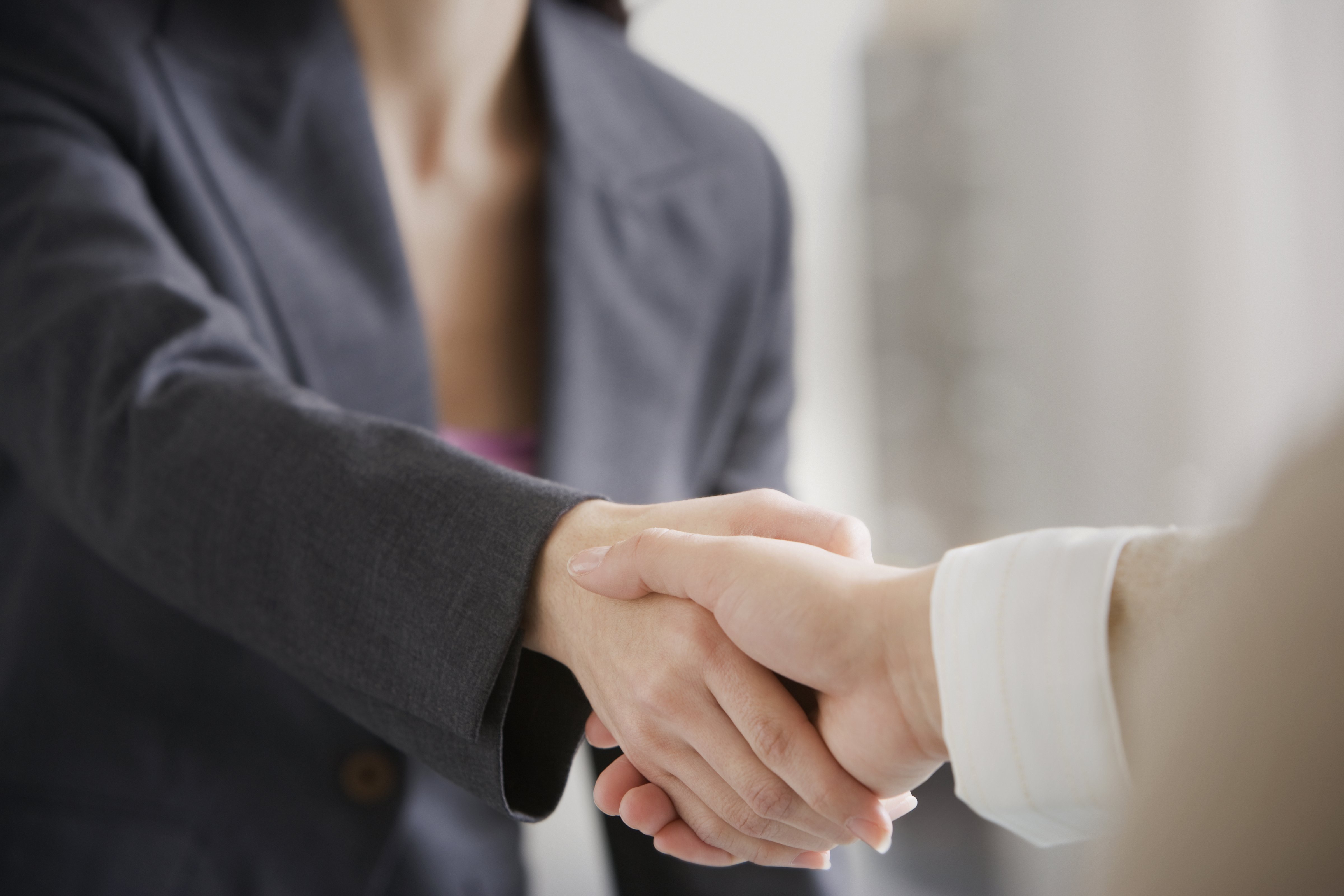 businesswomen-shaking-hands