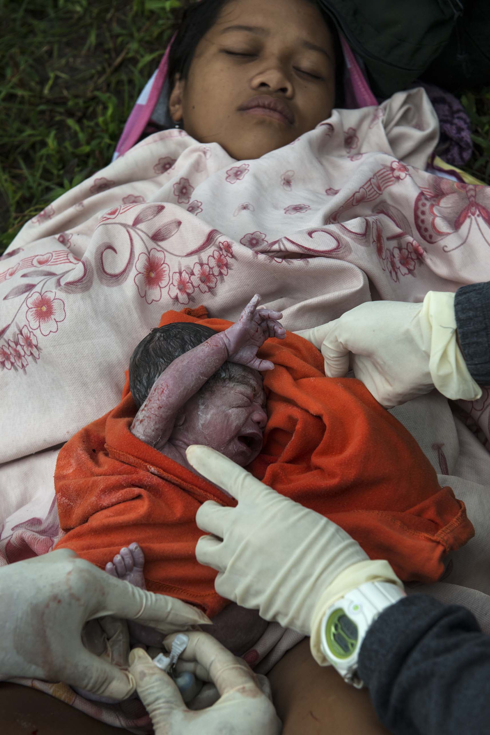Jan. 11, 2014:  Norina Malate delivers Analyn Pesado's baby as Ryan Bacate looks on.