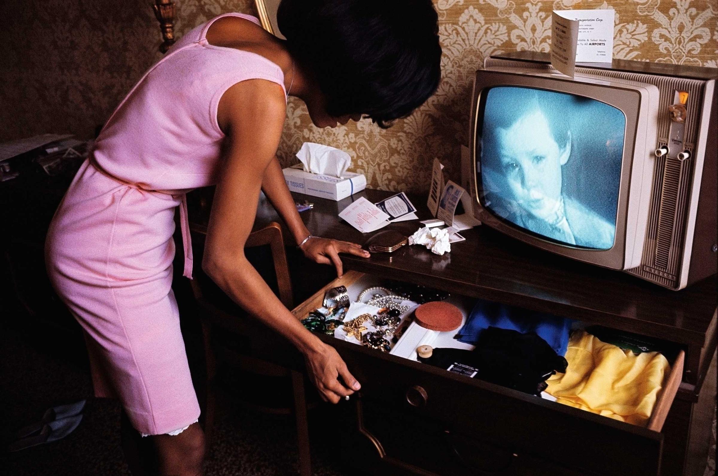 Bruce Davidson. USA. New York City. 1965. Diana ROSS in a hotel room at the Apollo.