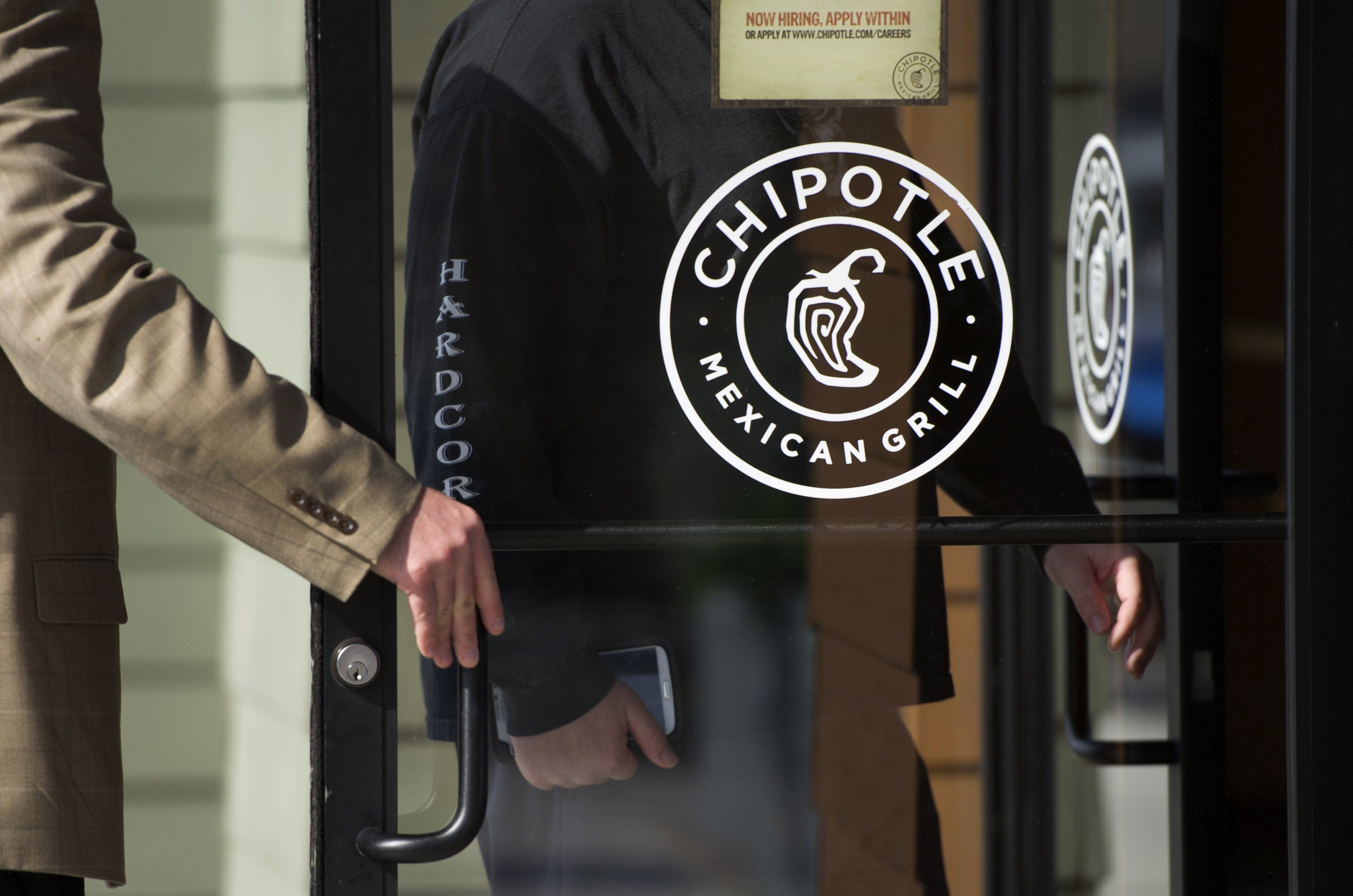 Pedestrians enter a Chipotle Mexican Grill  in Martinez, Calif., U.S., on Feb. 2, 2015. (David Paul Morris&mdash;© 2015 Bloomberg Finance LP)