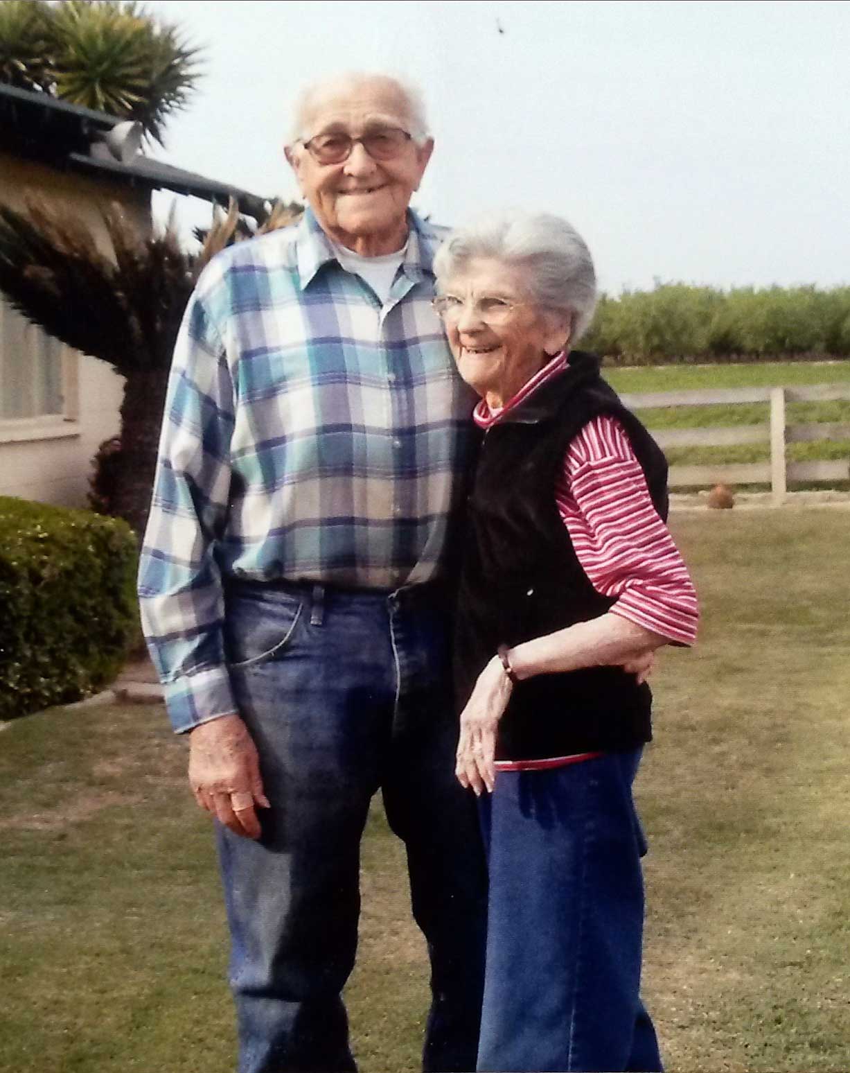 In this March 2014 photo provided by Cynthia Letson, Floyd and Violet Hartwig pose together in a yard in Easton, Calif. (Cynthia Letson—AP)
