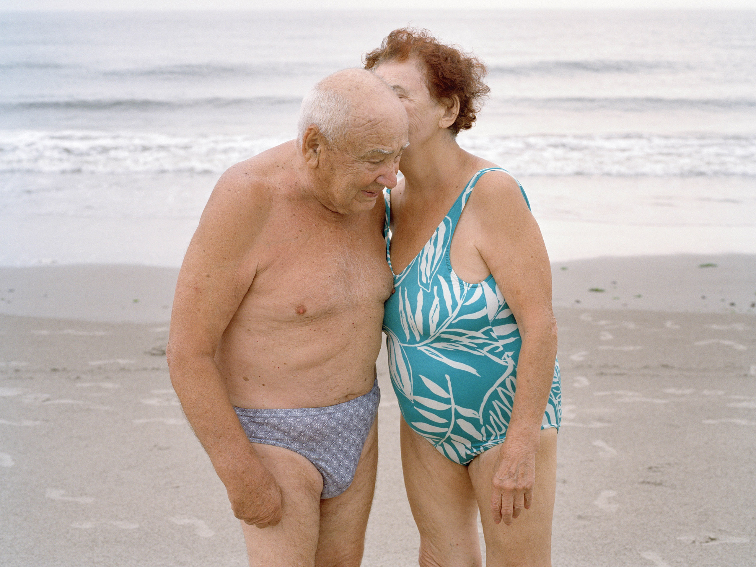 Видео старых семейных пар. Старики на пляже. Старик и море. Дедушка на пляже. Смешные старики.