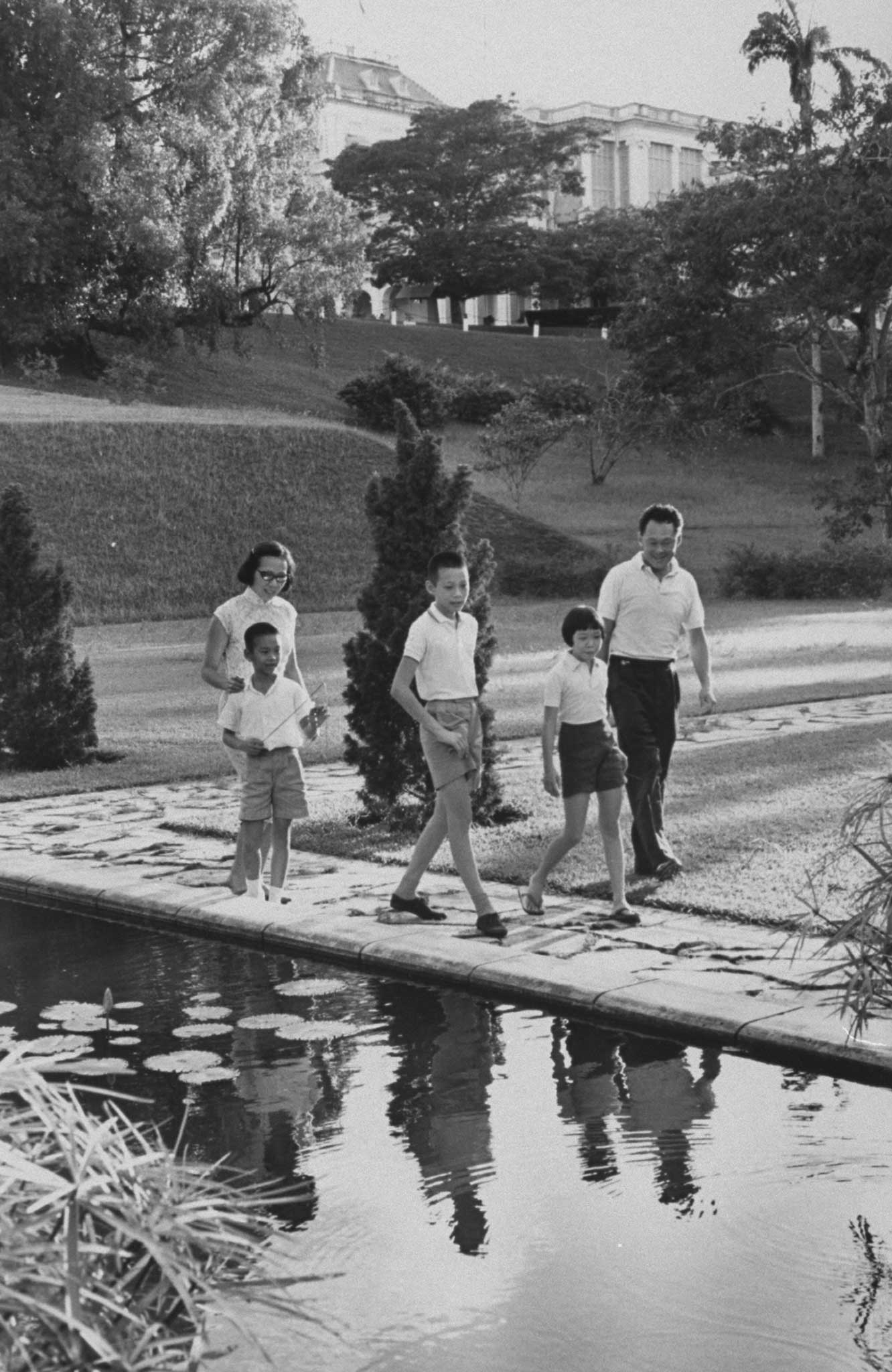 Prime Minister Kuan Yew Lee and family at official residence of "Sri Tamasek" in 1965.