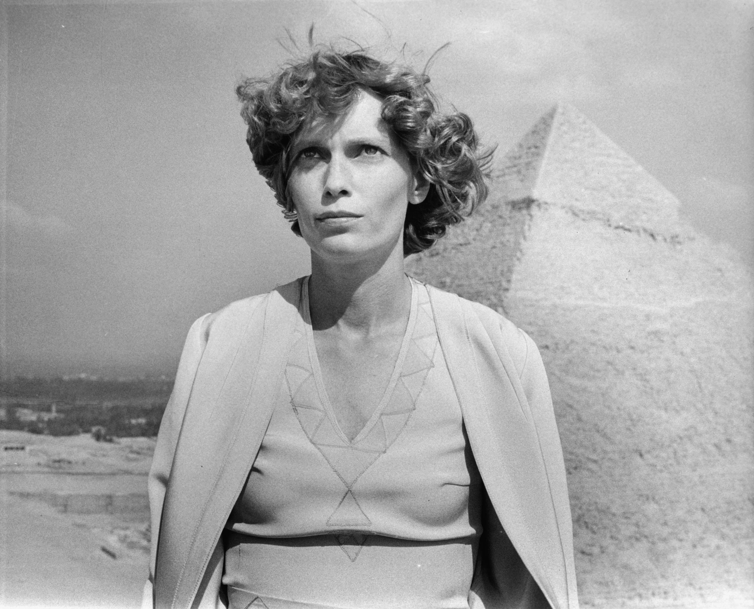 Mia Farrow in front of the Great Pyramids in a scene from the film Death On The Nile, 1978.