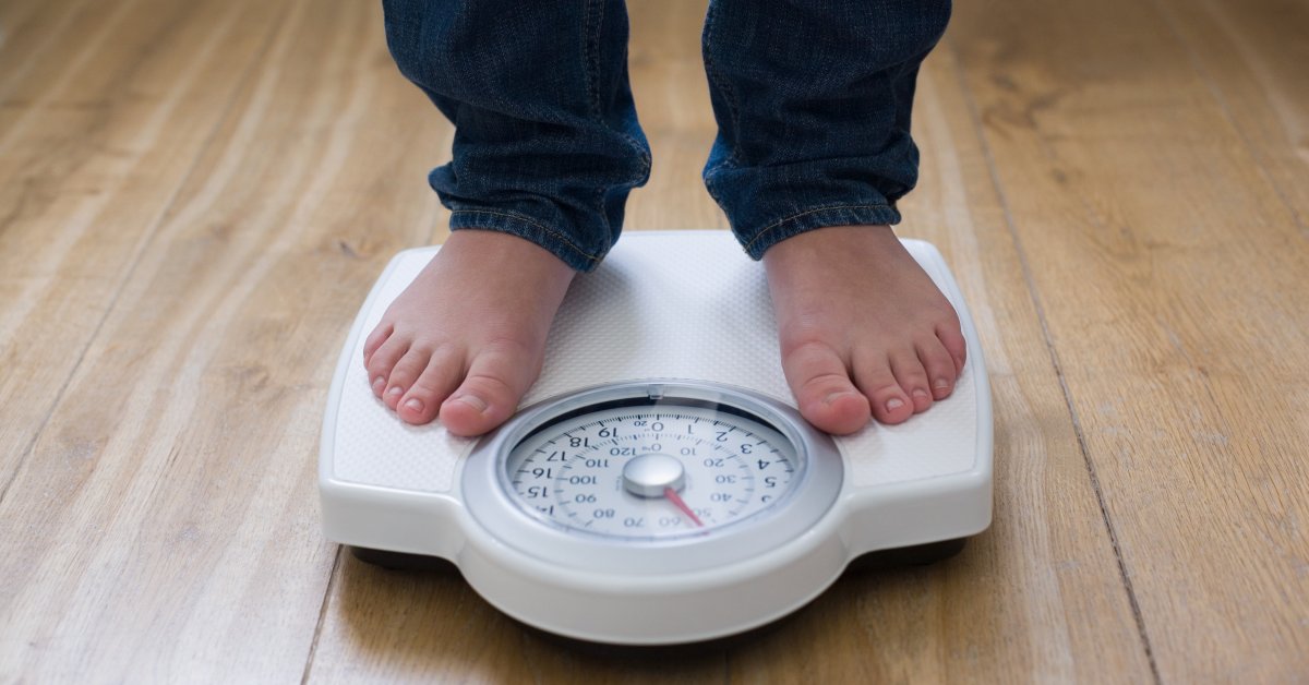 Увеличение массы тела ребенка. Измерение веса. Весы измерение для детей. Человек на весах. Ребенок на весах.