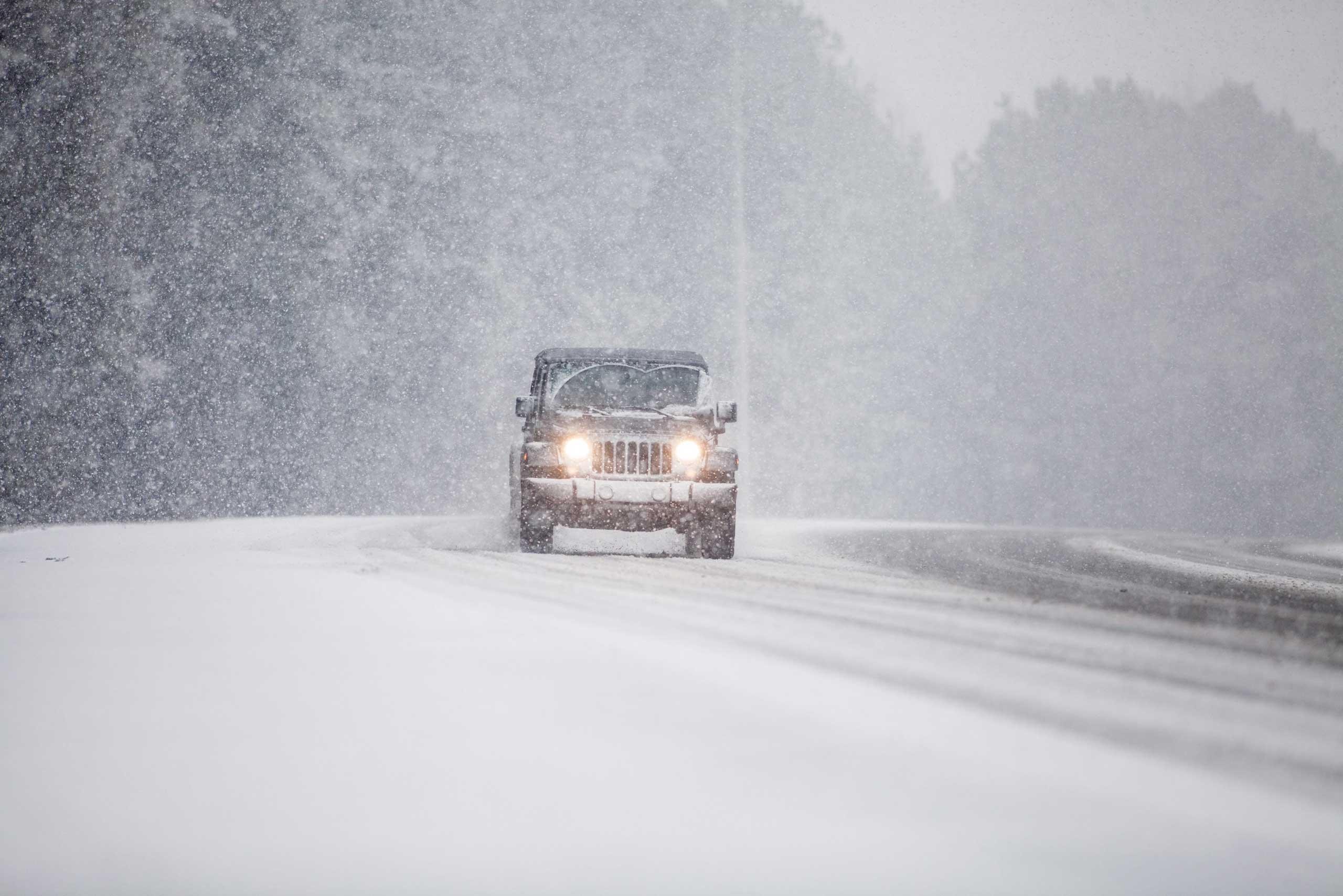 A vehicle drives in the snow on Interstate 575 in Acworth, Ga. on Feb. 25, 2015. (Branden Camp—EPA)