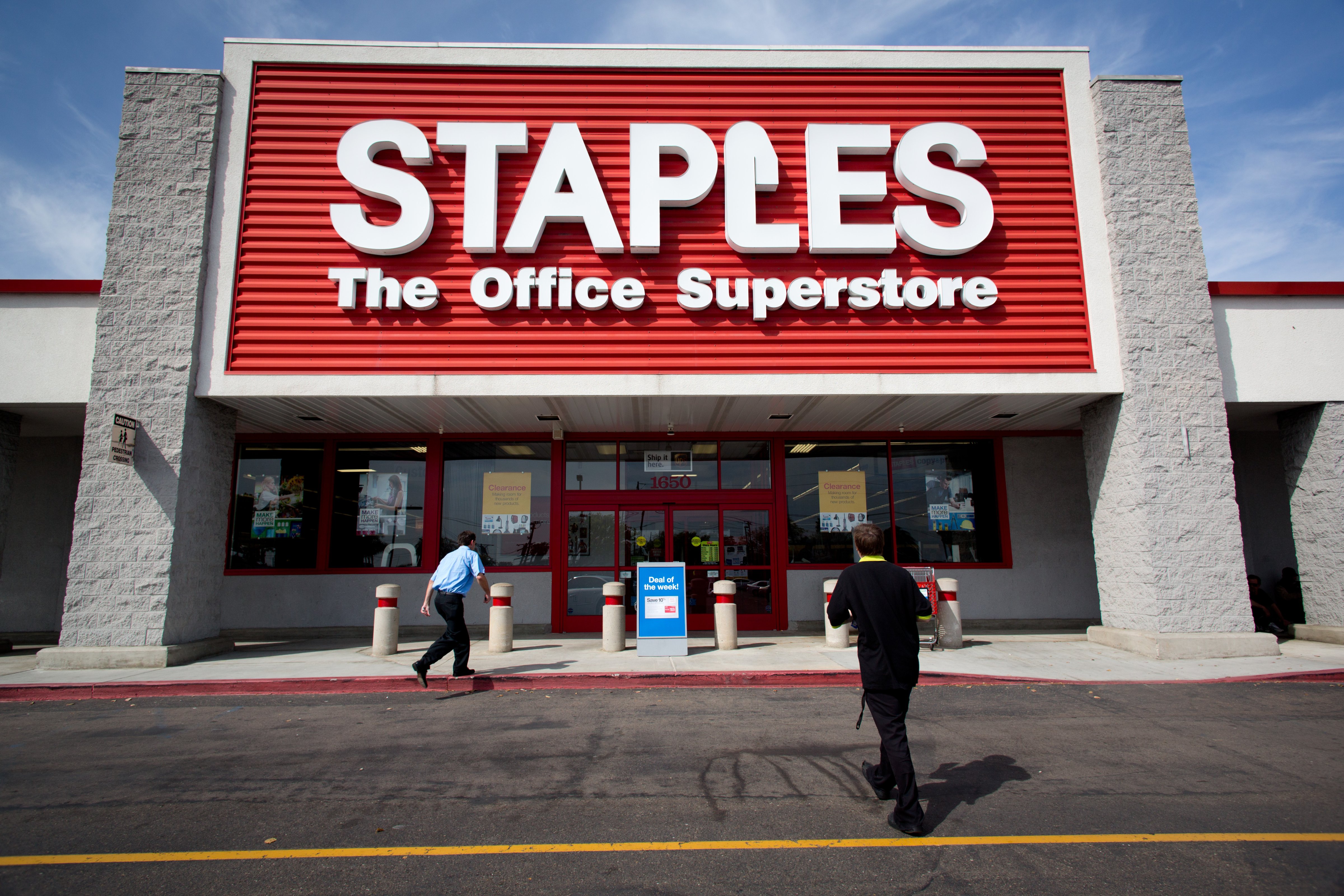 Shoppers visit a Staples store in San Diego, March 2014. (Frank Duenzl—picture-alliance/dpa/AP)