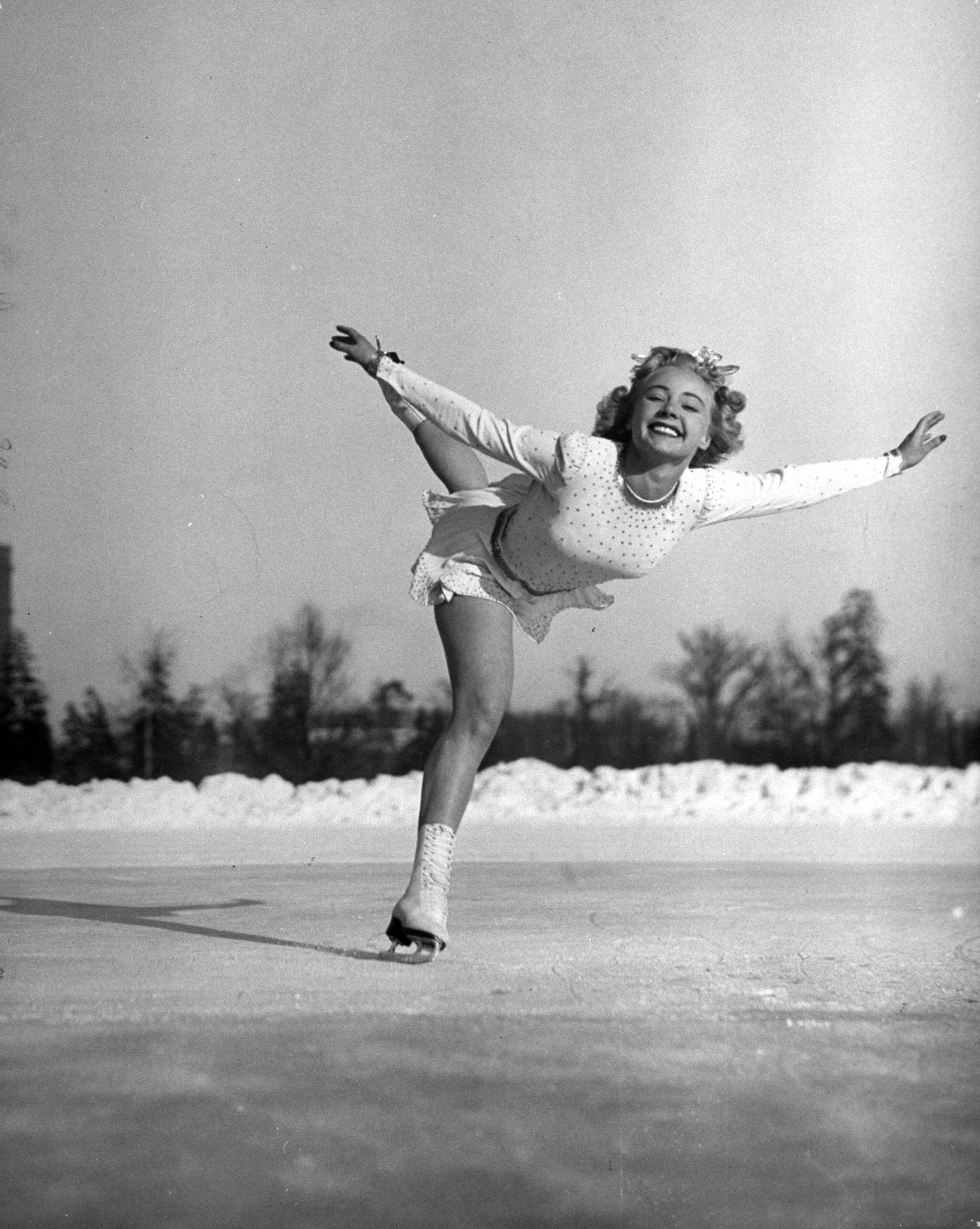 Gretchen Merrill, U.S. champion, was Miss Scott's only serious rival for world title. She spoiled her chances on last day by falling down, won third place.