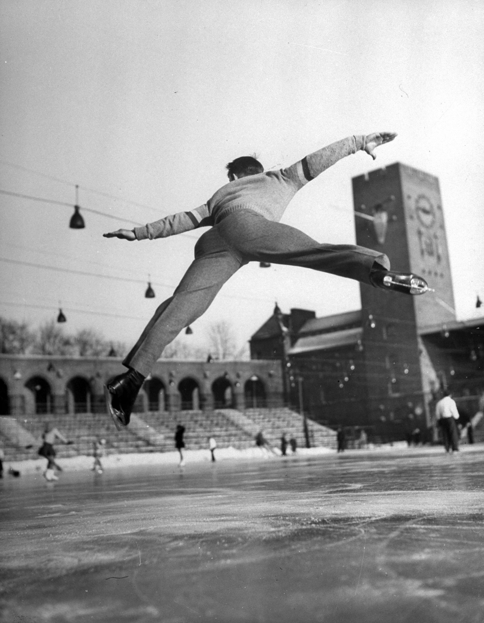 Split jump was part of Button's flashy routine, which thrilled pro-American spectators, but only bewildered judges. Swedish press considered him the best.
