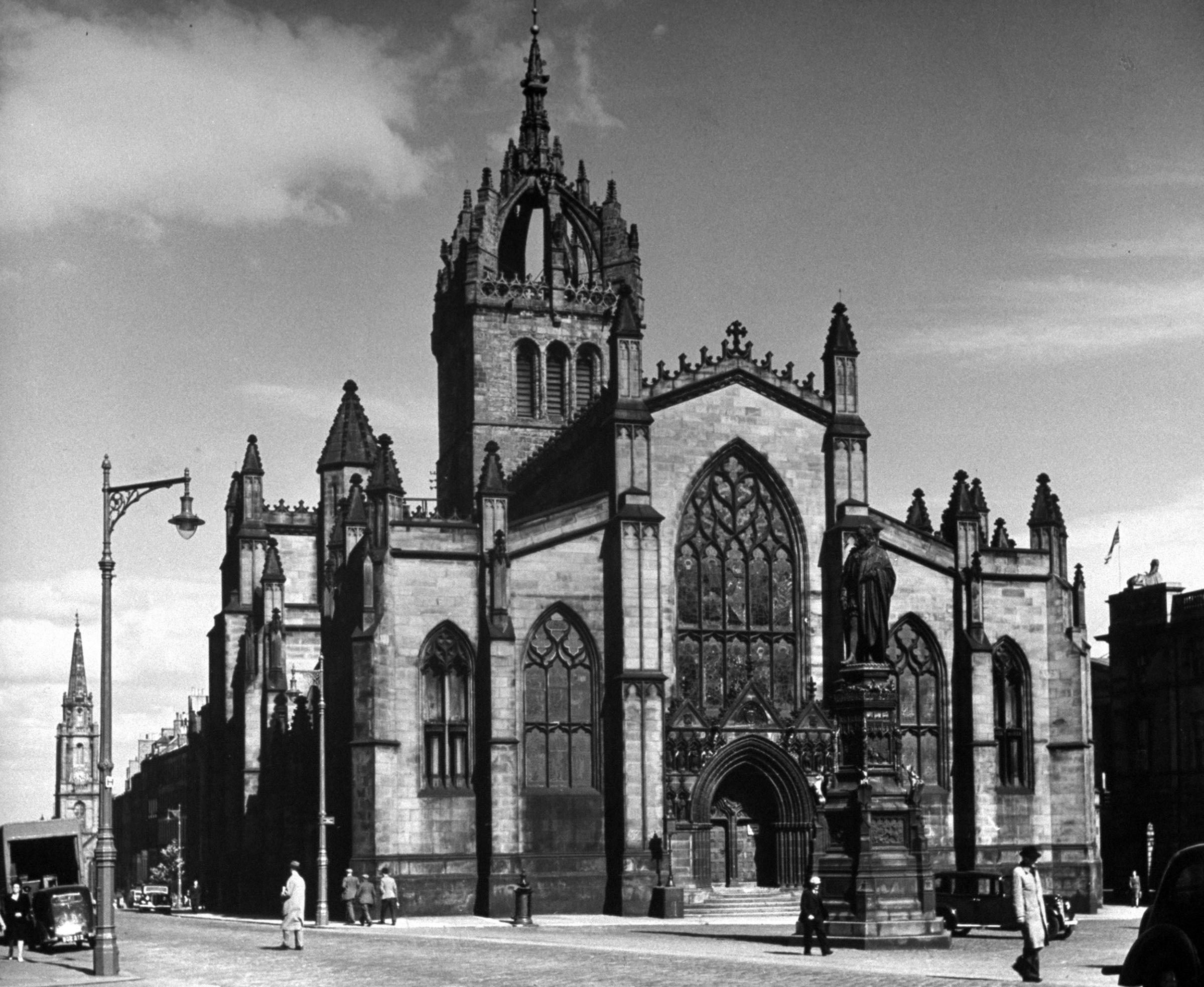 St. Giles Church is where Knox preached. Near it, in now-vanished yard, he may be buried. Nearby also stood Tollbooth Prison (Scott's Heart of Midlothian).