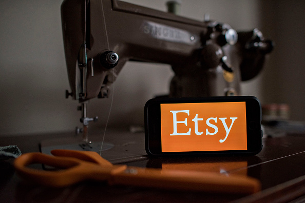 The logo of Etsy Inc., is displayed for a photograph in Tiskilwa, Illinois, U.S., on Tuesday, Jan. 20, 2015. Etsy Inc., where people sell handmade crafts and vintage goods, may be the biggest technology IPO to come out of New York since 1999. Etsy is working on an IPO that could take place as soon as this quarter, people familiar with the matter said. Photographer:  Daniel Acker/Bloomberg