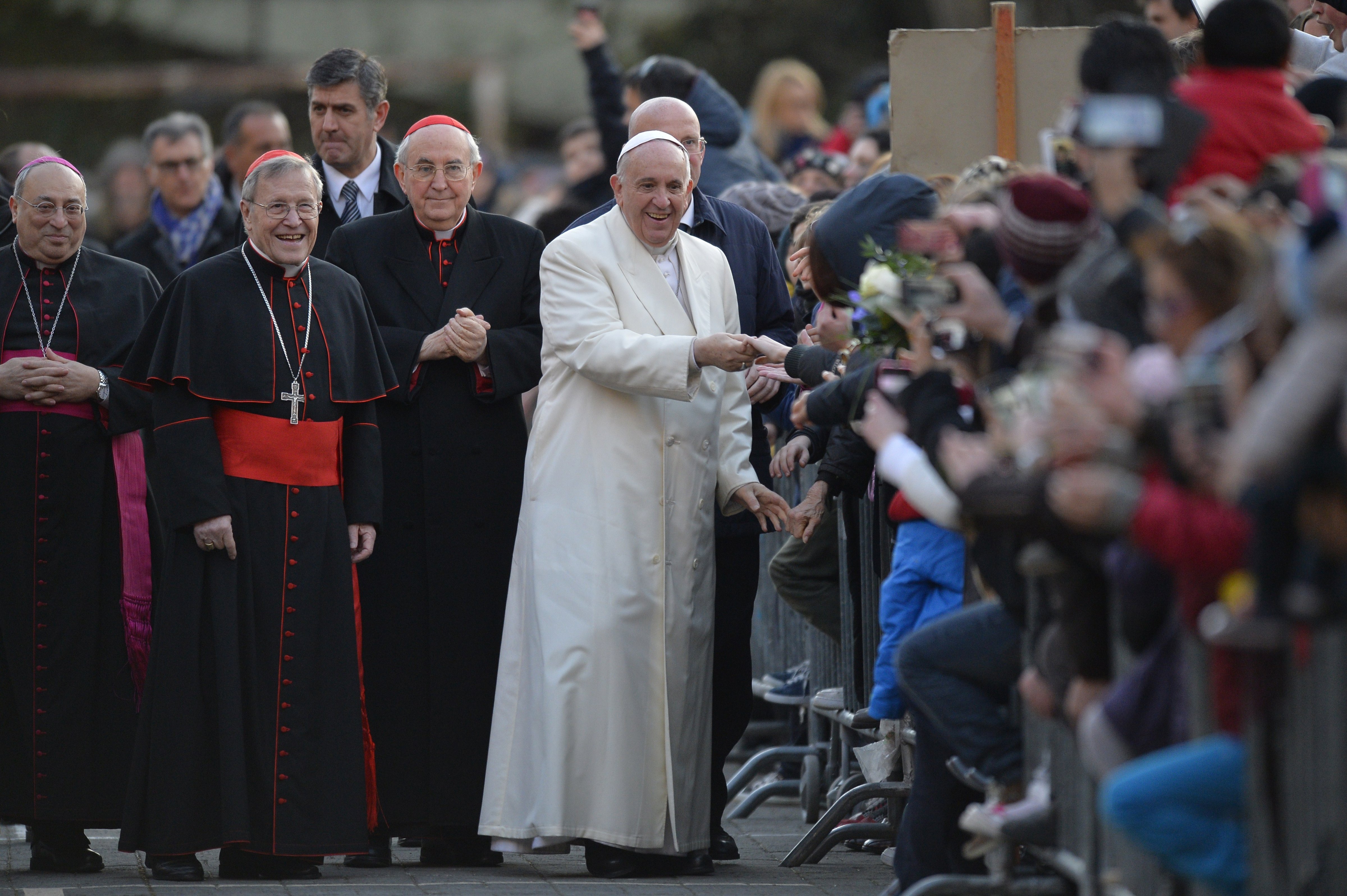 Pope Francis (C) greets the crowd as he arrives for a visit to the Roman Parish of "Ognissanti" on March 7, 2015 in Rome. (ANDREAS SOLARO—AFP/Getty Images)
