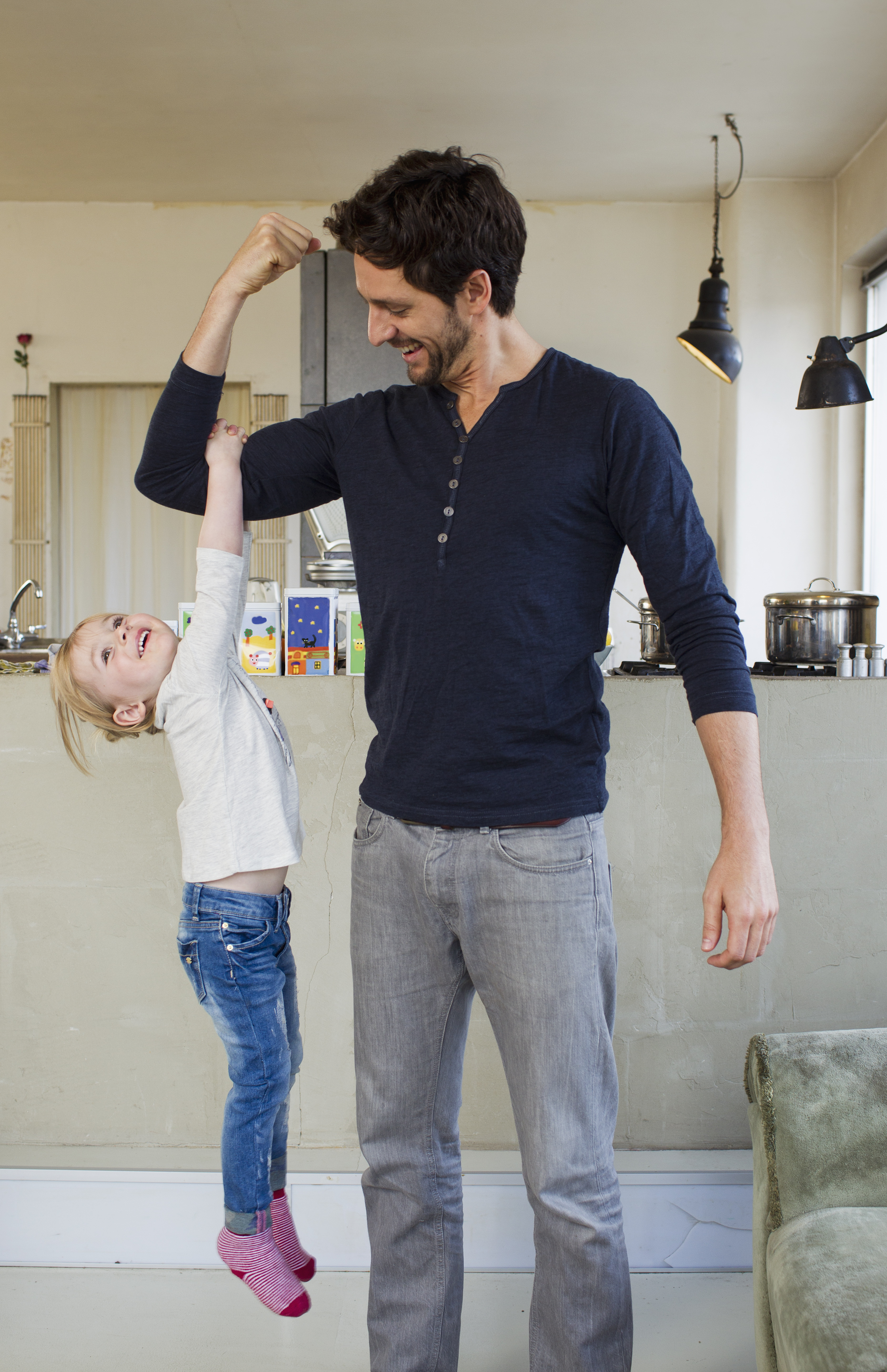 Young girl dangling from her fathers arm (Emely&mdash;Getty Images/Cultura RF)