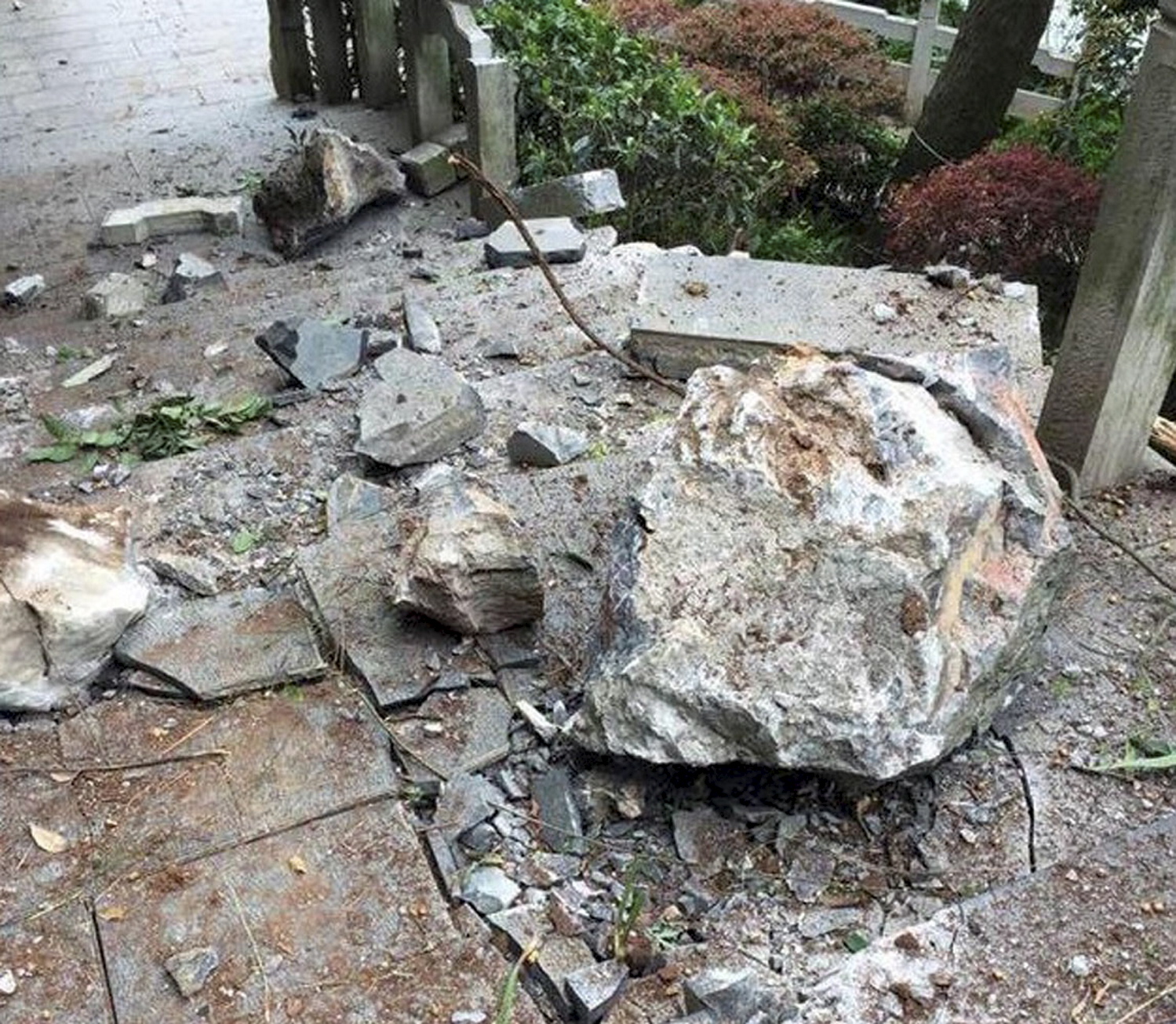Seven tourists killed in rockfall at China beauty spot
