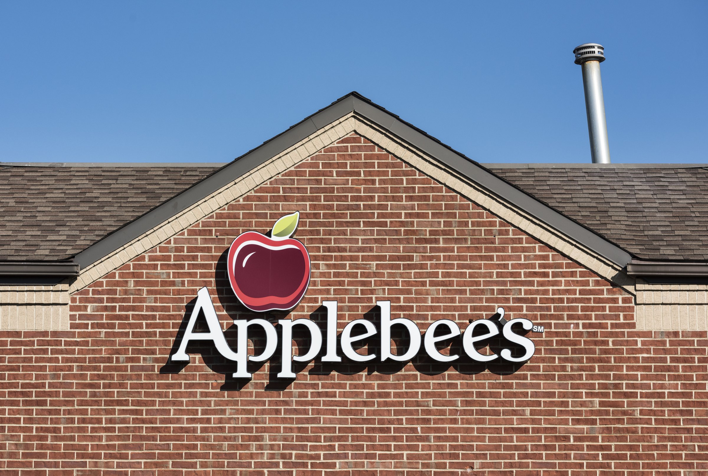 POUGHKEEPSIE, NEW YORK, UNITED STATES - 2014/10/25: Applebee's restaurant exterior logo. (Photo by John Greim/LightRocket via Getty Images)