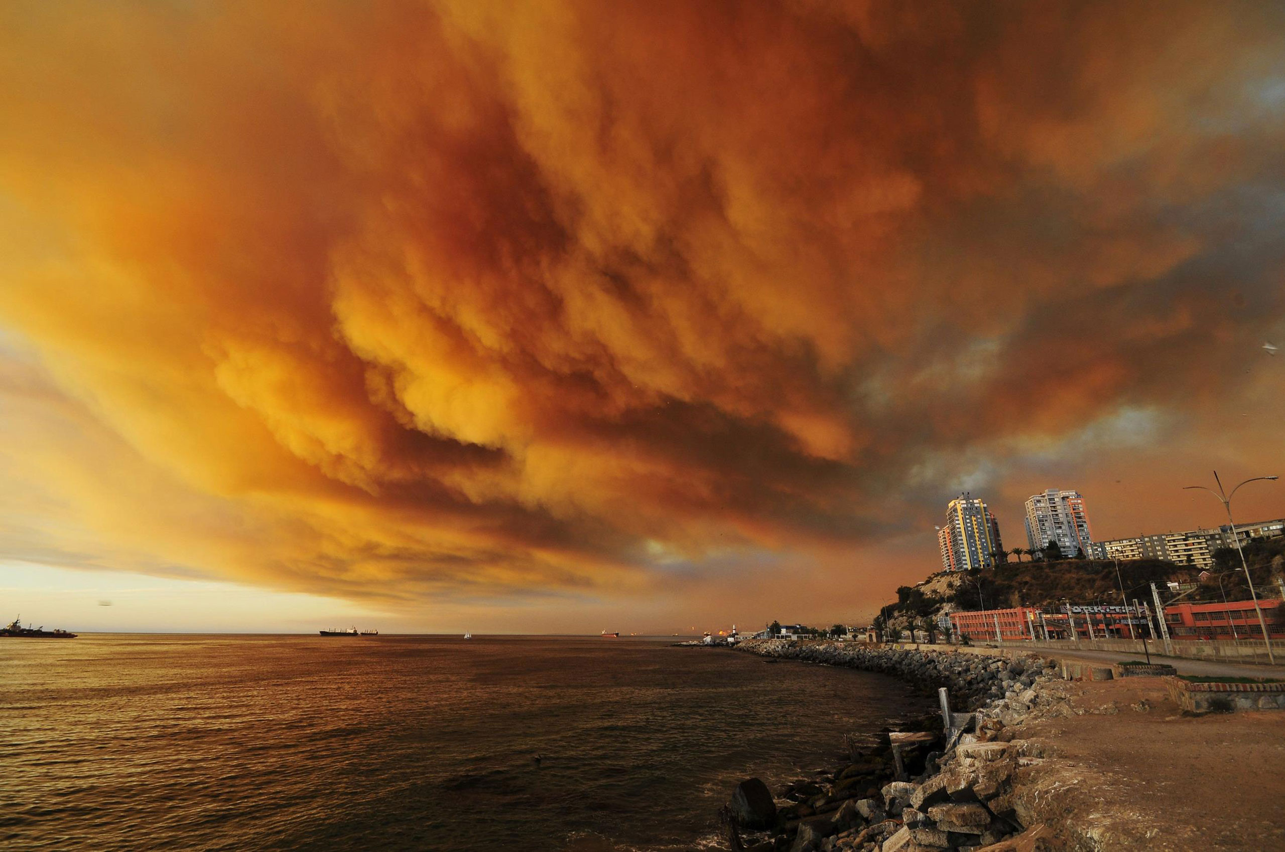 Smoke billows from the forest around Valparaiso in Chile, March 13, 2015. (Alberto Miranda San Martin—AFP/Getty Images)