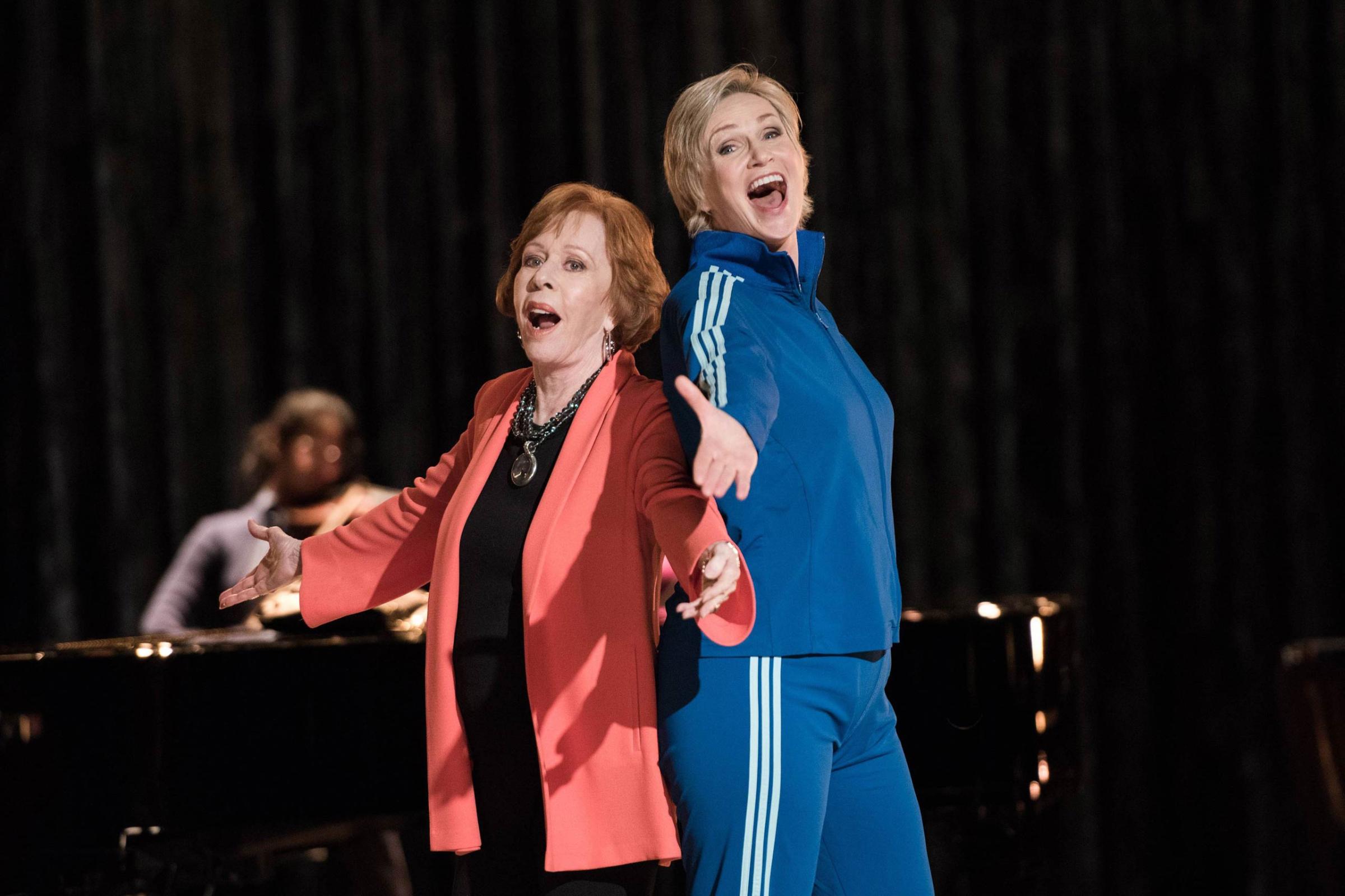GLEE: Guest star Carol Burnett (L) and Sue (Jane Lynch, R) perform in the "The Rise and Fall of Sue Sylvester" episode of GLEE airing Friday, March 6 (9:00-10:00 PM ET/PT) on FOX. ©2015 Fox Broadcasting Co. CR: Eddy Chen/FOX