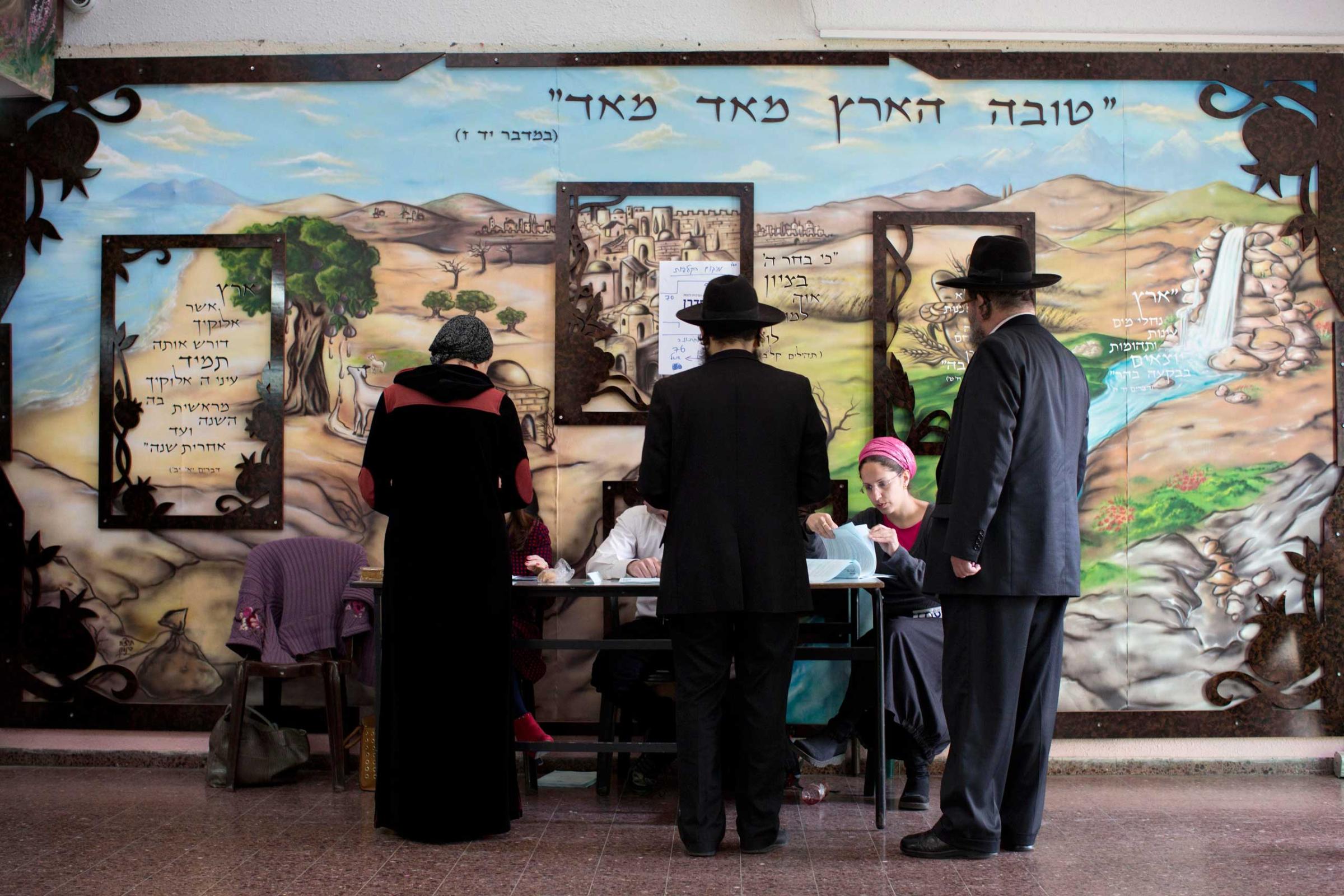 Ultra-Orthodox Jews line up to vote in Bnei Brak, March 17, 2015.