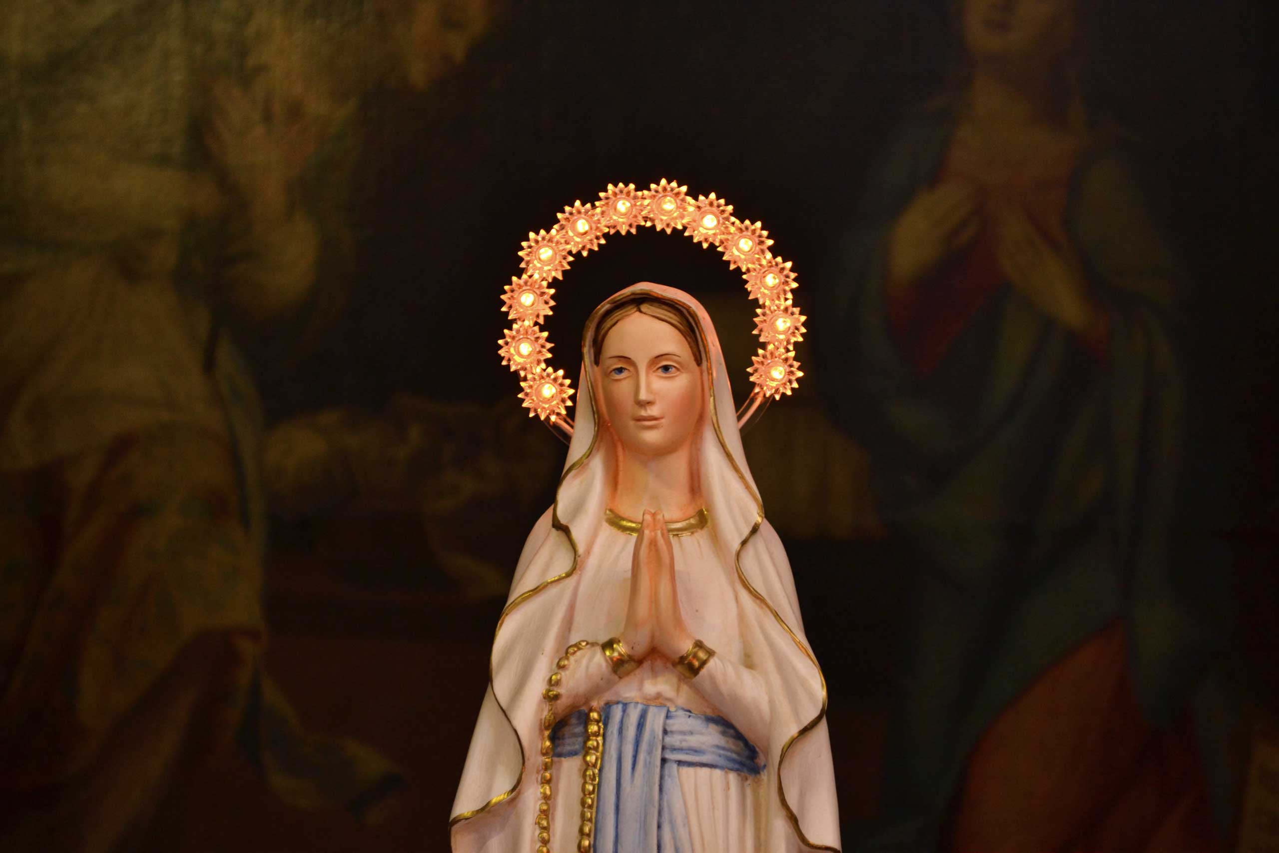 Statue of Mary in a church (Rafael Belincanta/EyeEm—Getty Images)