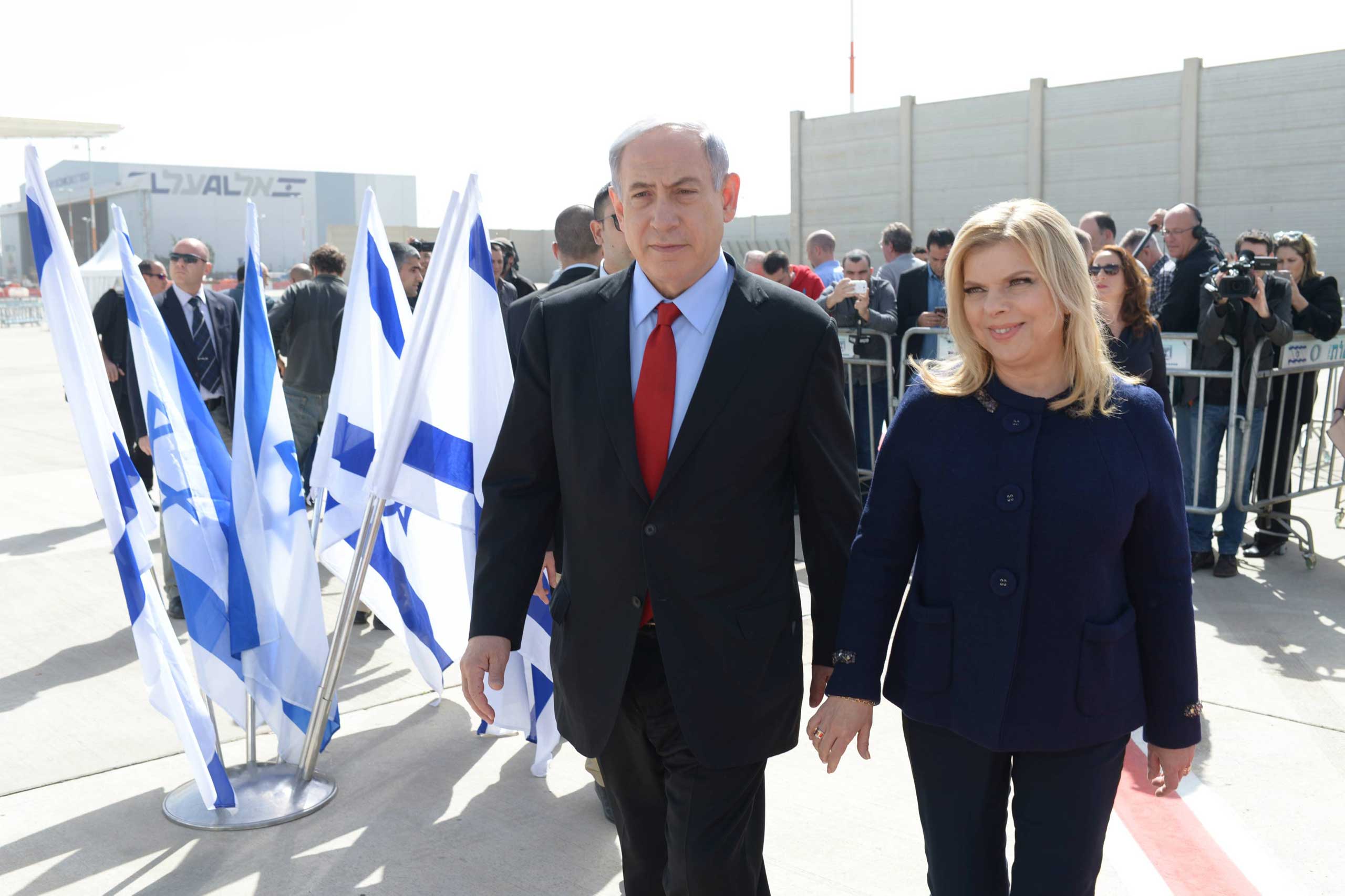 In this handout photo provided by the Israeli Government Press Office, Prime Minister Benjamin Netanyahu and his wife Sarah leave Tel Aviv on their way to Washington DC, on March 1, 2015. (Amos Ben Gershom—GPO/Getty Images)