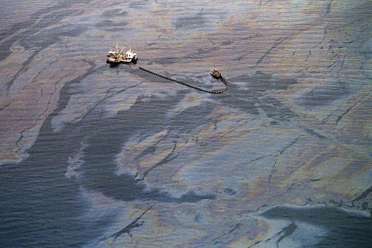An oil skimming operation near the southwest end of Prince William Sound in April 1989 in Valdez, a week after the beginning of an oil disaster which occurred when the tanker Exxon Valdez ran aground on March 24, 1989 (Chris Wilkins—AFP/Getty Images)