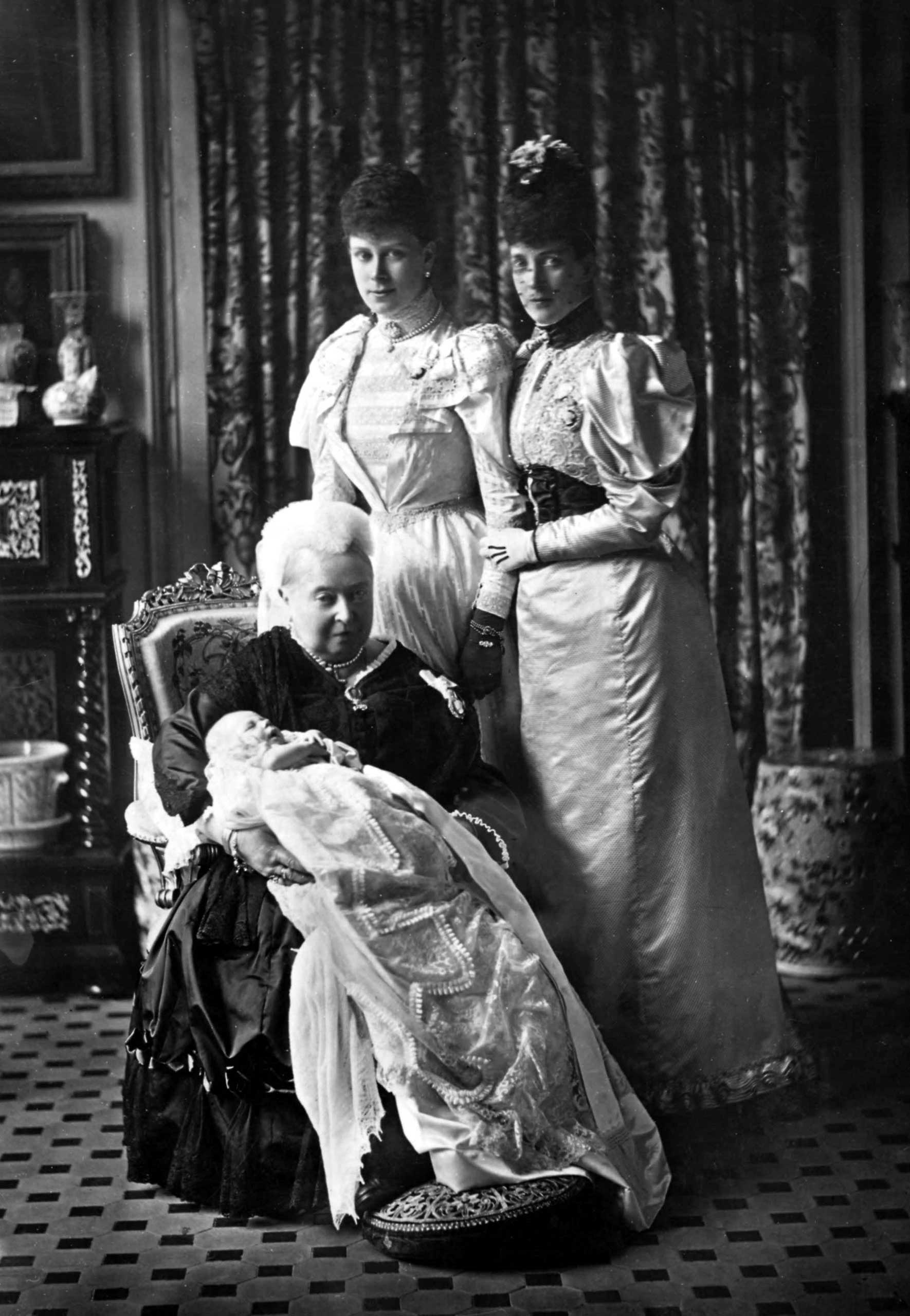 This was the last time a Queen met her greatgrandchild. In 1894, Queen Victoria holds the newly christened Prince Edward, later Edward VIII.