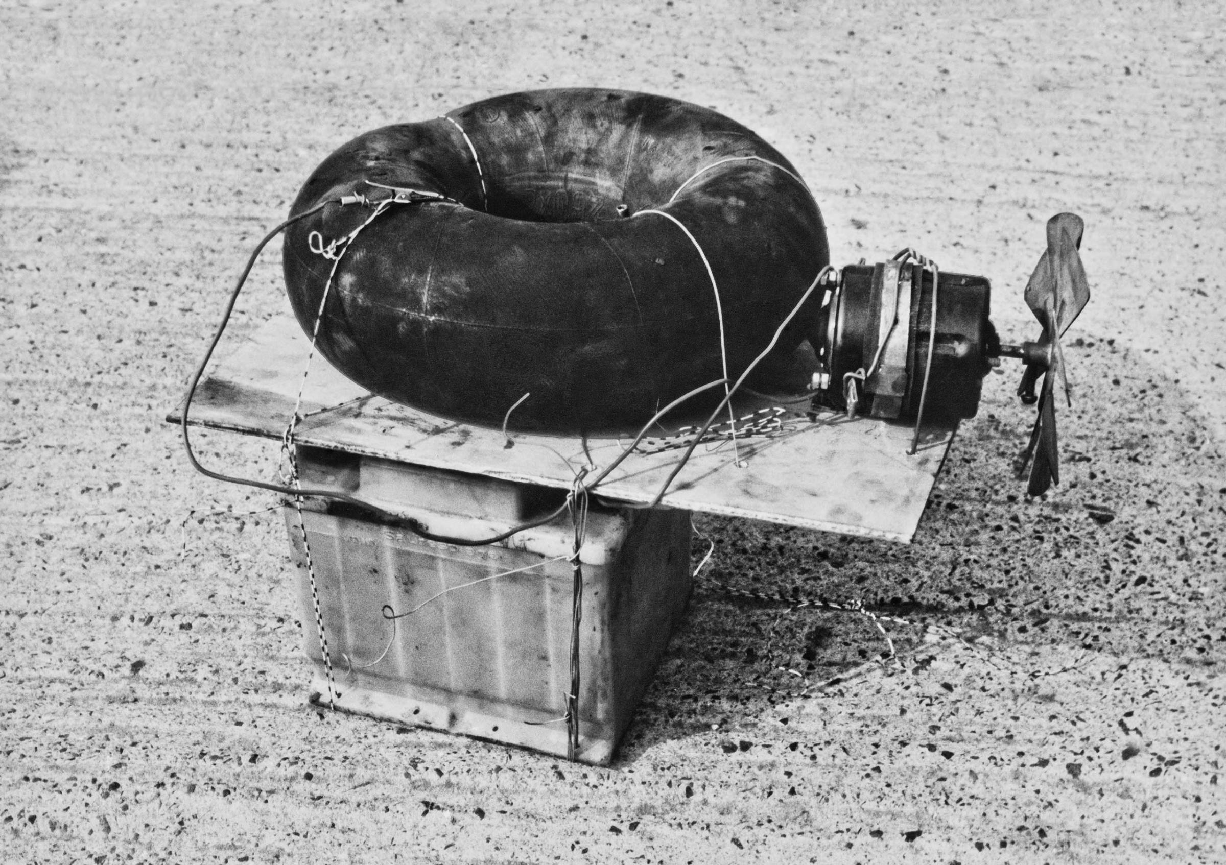 Arwed Messmer, using a print, call number BStU MfS BV RsT Abt. IX Nr. 200, Bl. 2.Homemade float made of a car tire tube, fan motor, and car battery by a car body maker from the state enterprise VEB Sachsenring Zwickau. After he was arrested on June 26, 1989, at 9.30 pm, he admitted under interrogation that he had wanted to escape via the Baltic Sea at Boltenhagen the same evening.