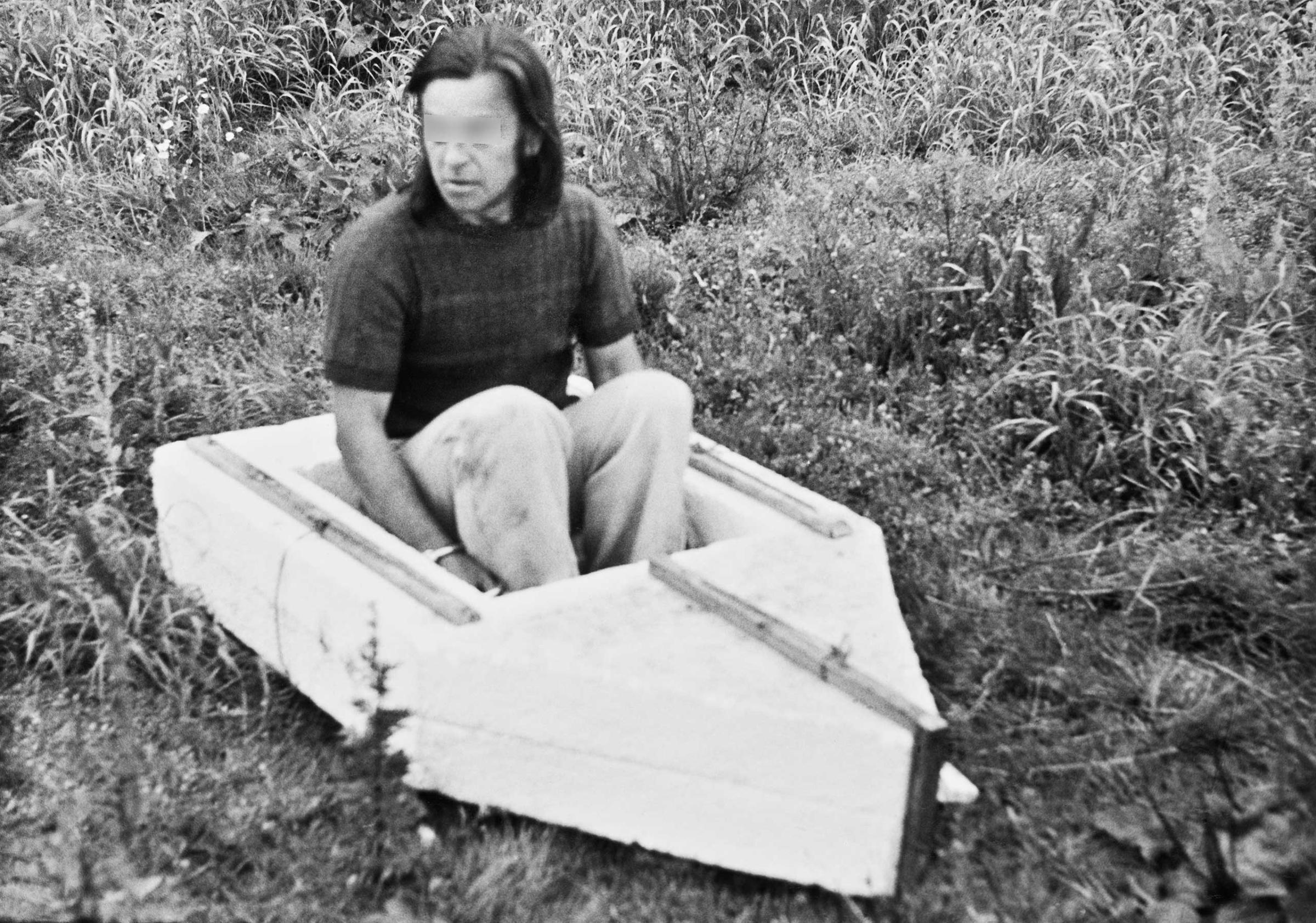 Arwed Messmer, using a print, call number BStU MfS BV RsT Abt. IX Nr. 200, Bl. 87.Reenactment of an escape attempt in a homemade raft of polystyrene slabs, nylon string, and wooden boards, with which a man wanted to flee via the Baltic coastal resort of Boltenhagen on 9 July, 1981, because he was afraid of criminal prosecution. He was apprehended in the border area before reaching the coast.