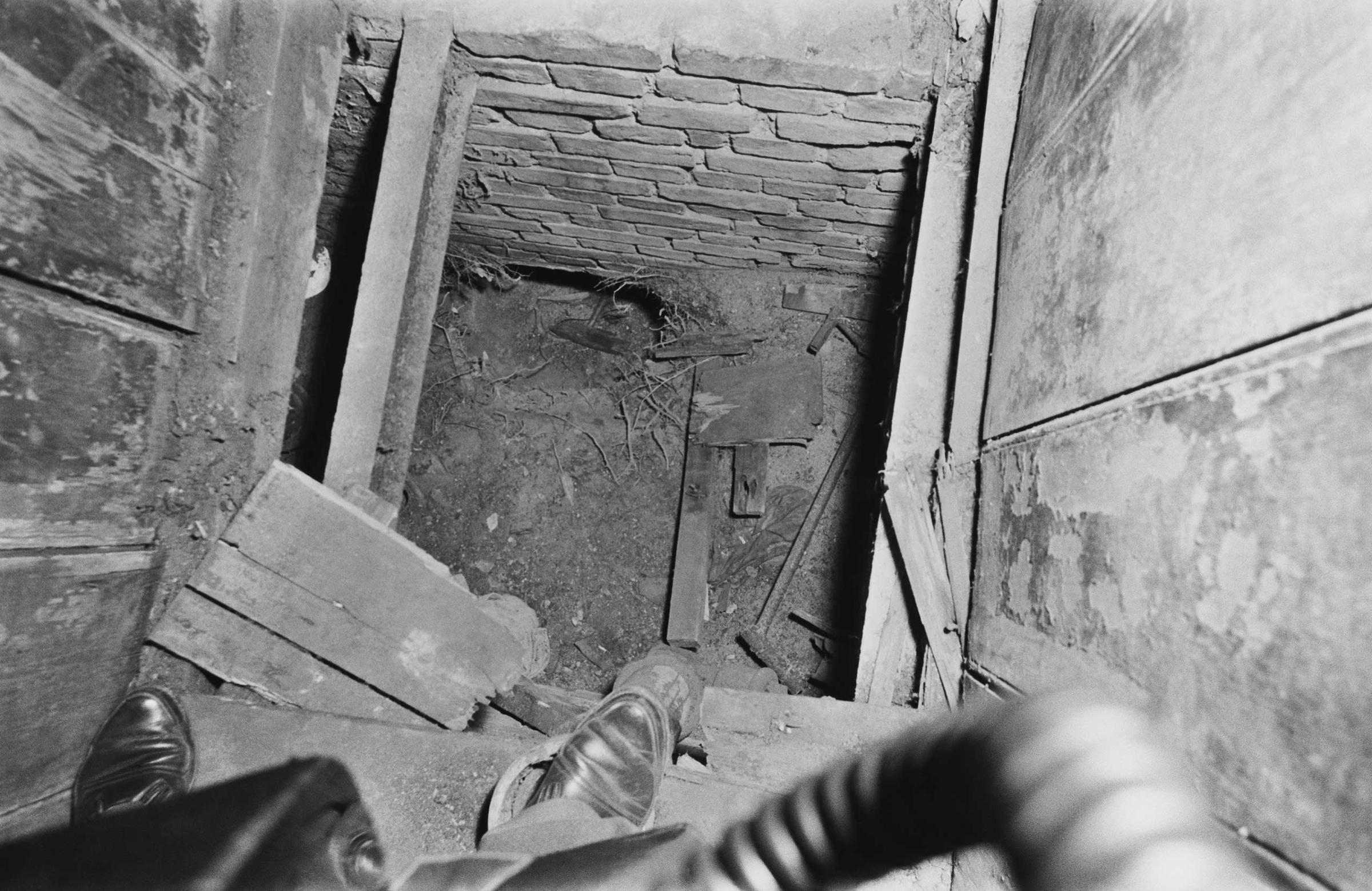 Arwed Messmer, using a negative, call number BStU MfS AU 8795/65 Bd. 4 Film 83 Neg. 60.View of the toilet in the yard at Strelitzer Straße 55 in Berlin-Mitte, where under the former cesspit there was an entrance to a tunnel through which 57 people escaped to West Berlin.