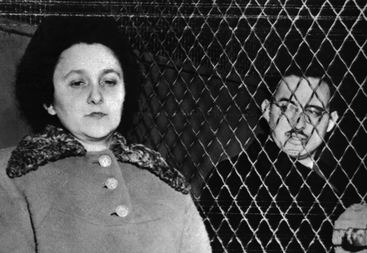 Julius (R, 1918-53) and Ethel Rosenberg (L, 1915-53)  in a police van in 1953 in New York (AFP/Getty Images)