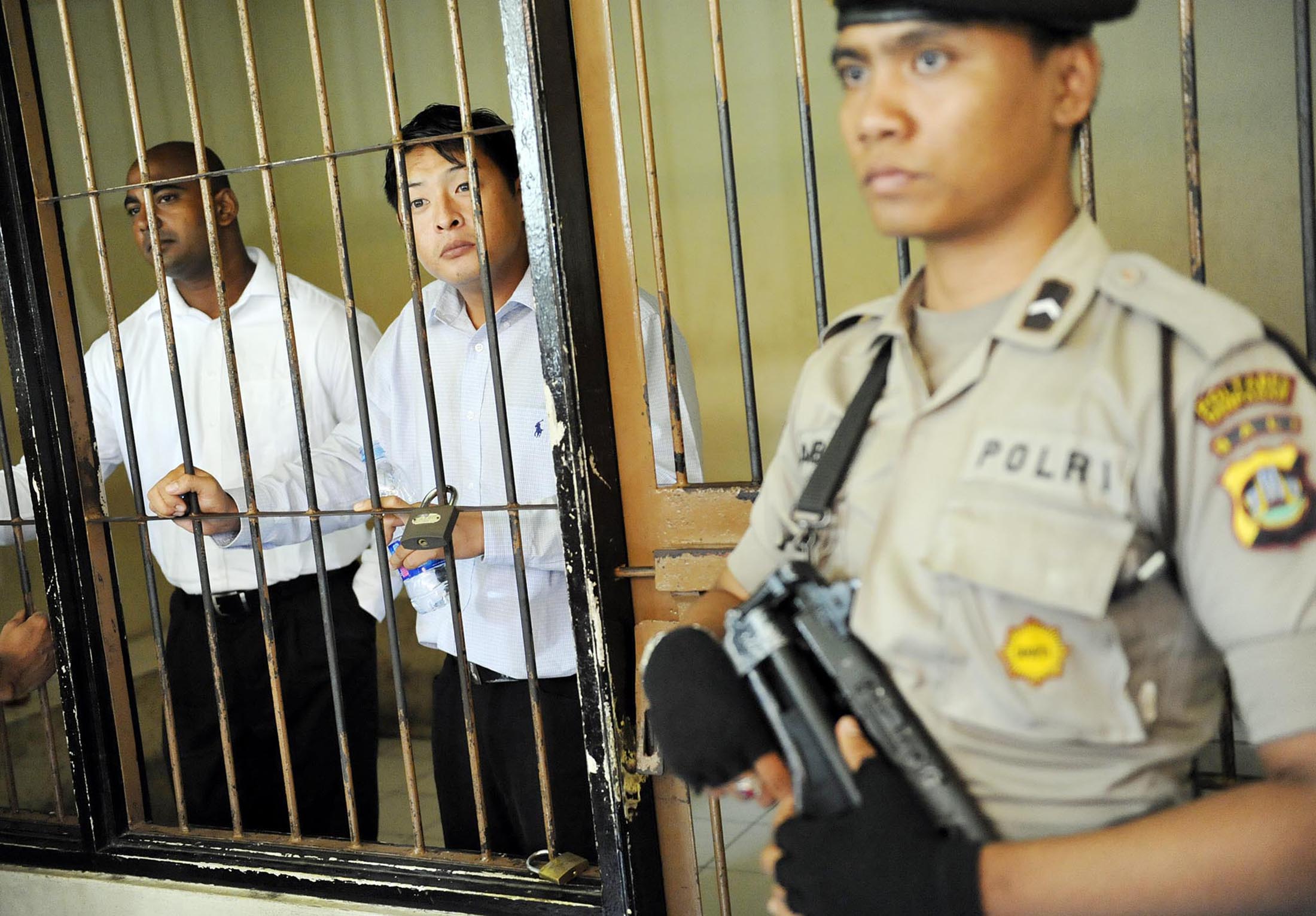 Australian death-row prisoners Andrew Chan, center, and Myuran Sukumaran, left, are seen in a holding cell waiting to attend a review hearing in the District Court of Denpasar, on the Indonesian island of Bali, on Oct. 8, 2010 (Antara Photo Agency/Reuters)