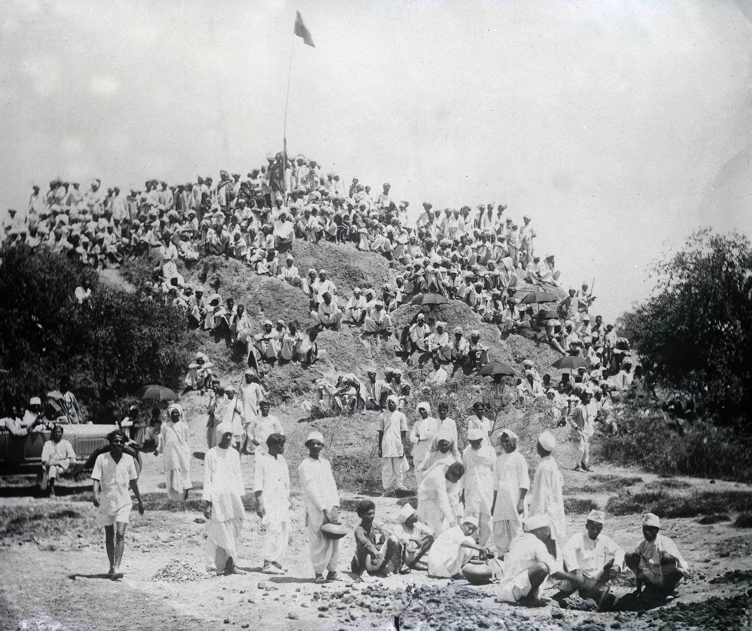 Kapadwamj, India, 6th May, 1930, Gandhi volunteers in camp at Kapadwanj watching members of their band making salt following the civil disobedience riots and demonstrations demanding the boycotting of British goods and the arrest of leader Mahatma Gandhi