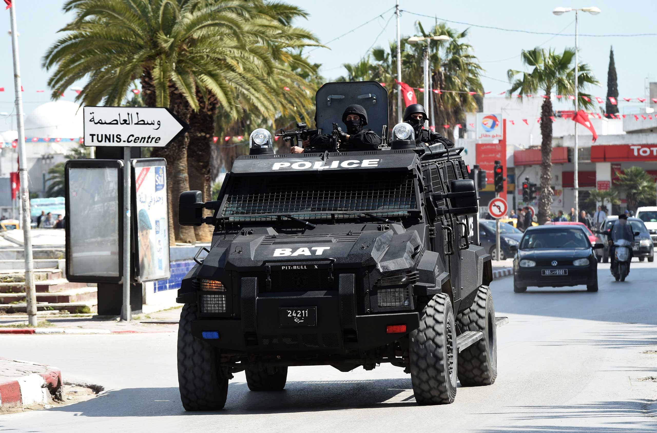 Tunisian security forces secure the area after gunmen attacked the Bardo Museum in Tunis on March 18, 2015.