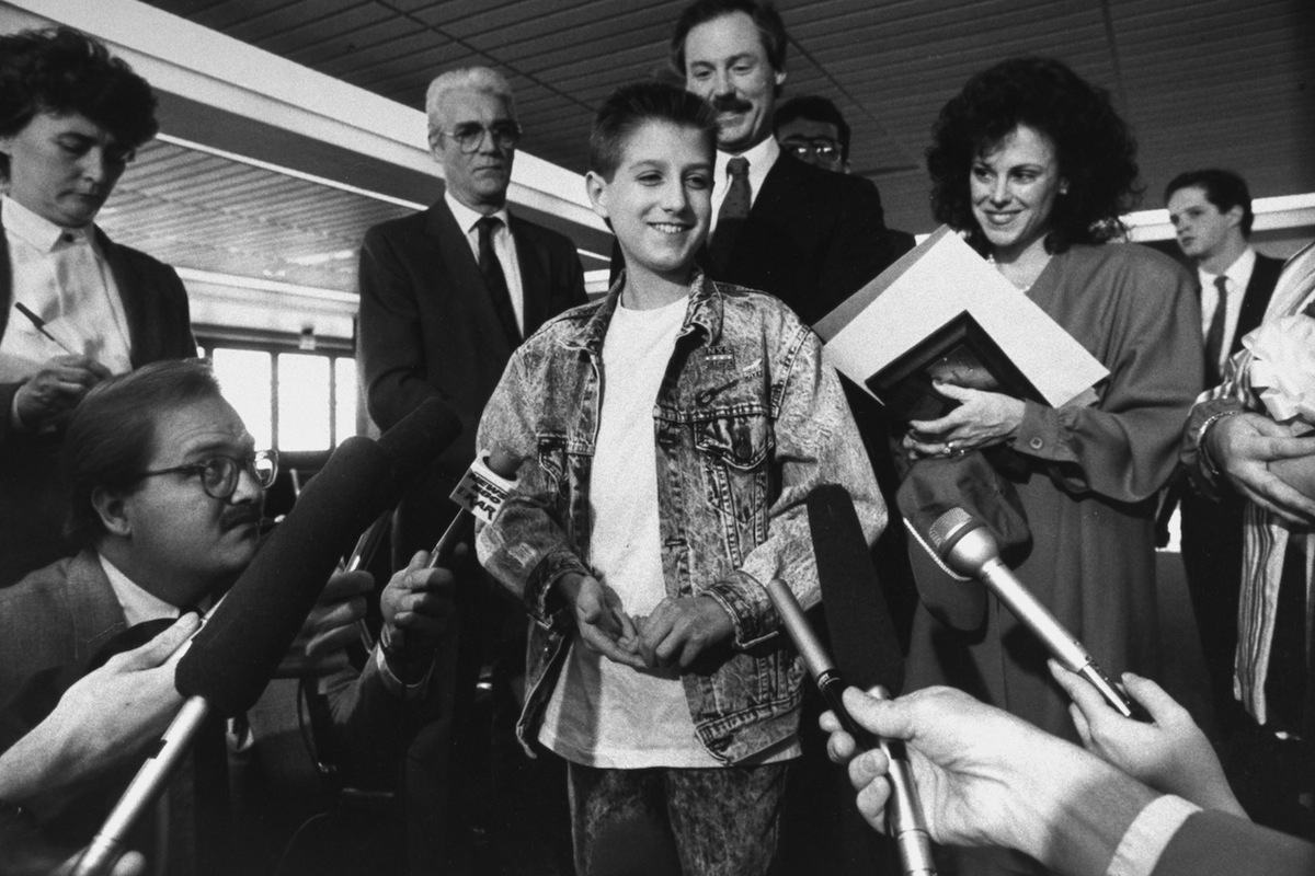 Ryan White, 16, a hemophiliac who contracted AIDS, surrounded by mikes held out by reporters on April 21, 1988 (Taro Yamasaki—The LIFE Images Collection/Getty)