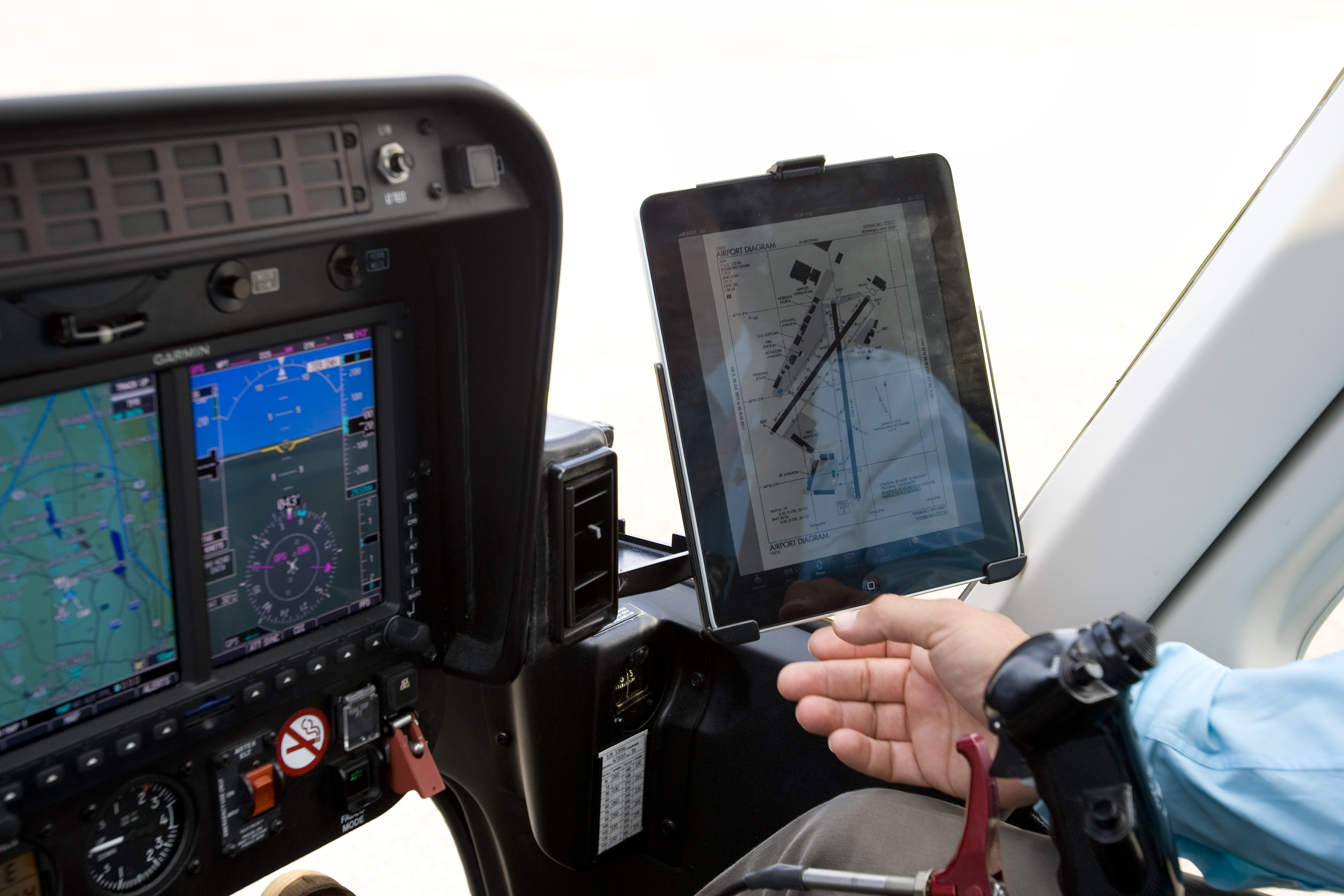 A helicopter pilot looks at his flight plan on an Apple Inc. ipad over Weehawken, New Jersey, U.S., on Wednesday, Aug. 10, 2011. (Scott Eells—Bloomberg/Getty Images)