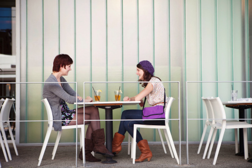 women-eating-outdoor-cafe