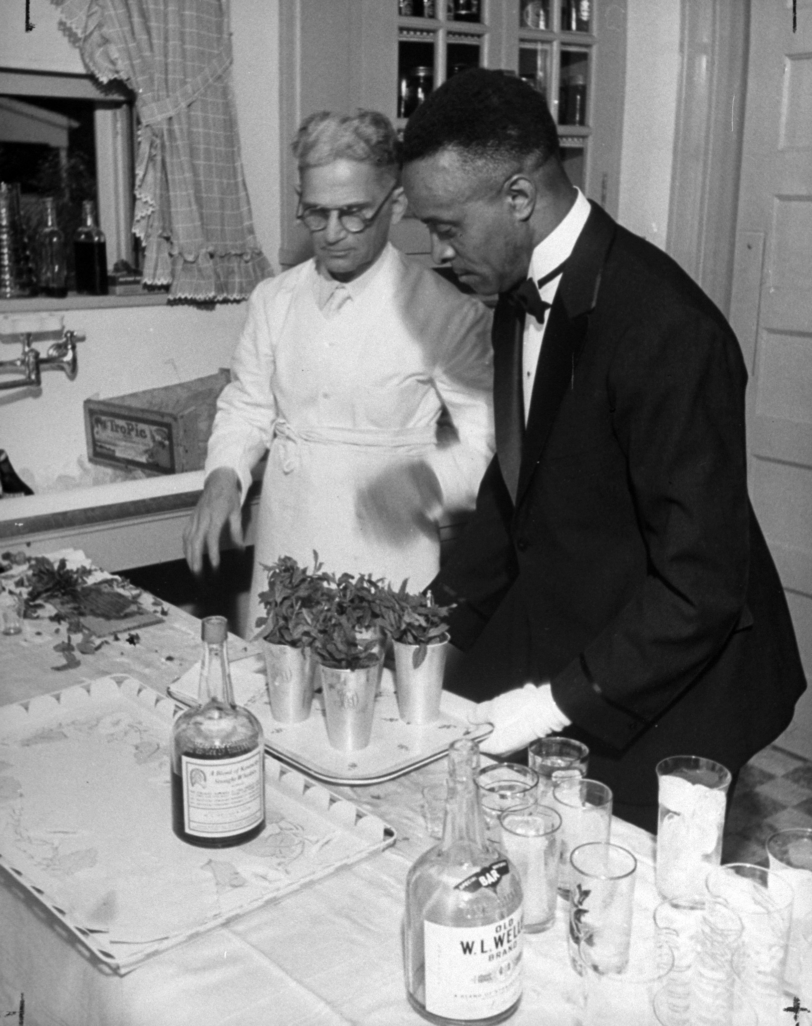 The Van winkle kitchen was a pleasant scene of hospitable preparation as trayful after trayful of silver-mugged mint juleps were sent to the appreciative Derby Week guests.
