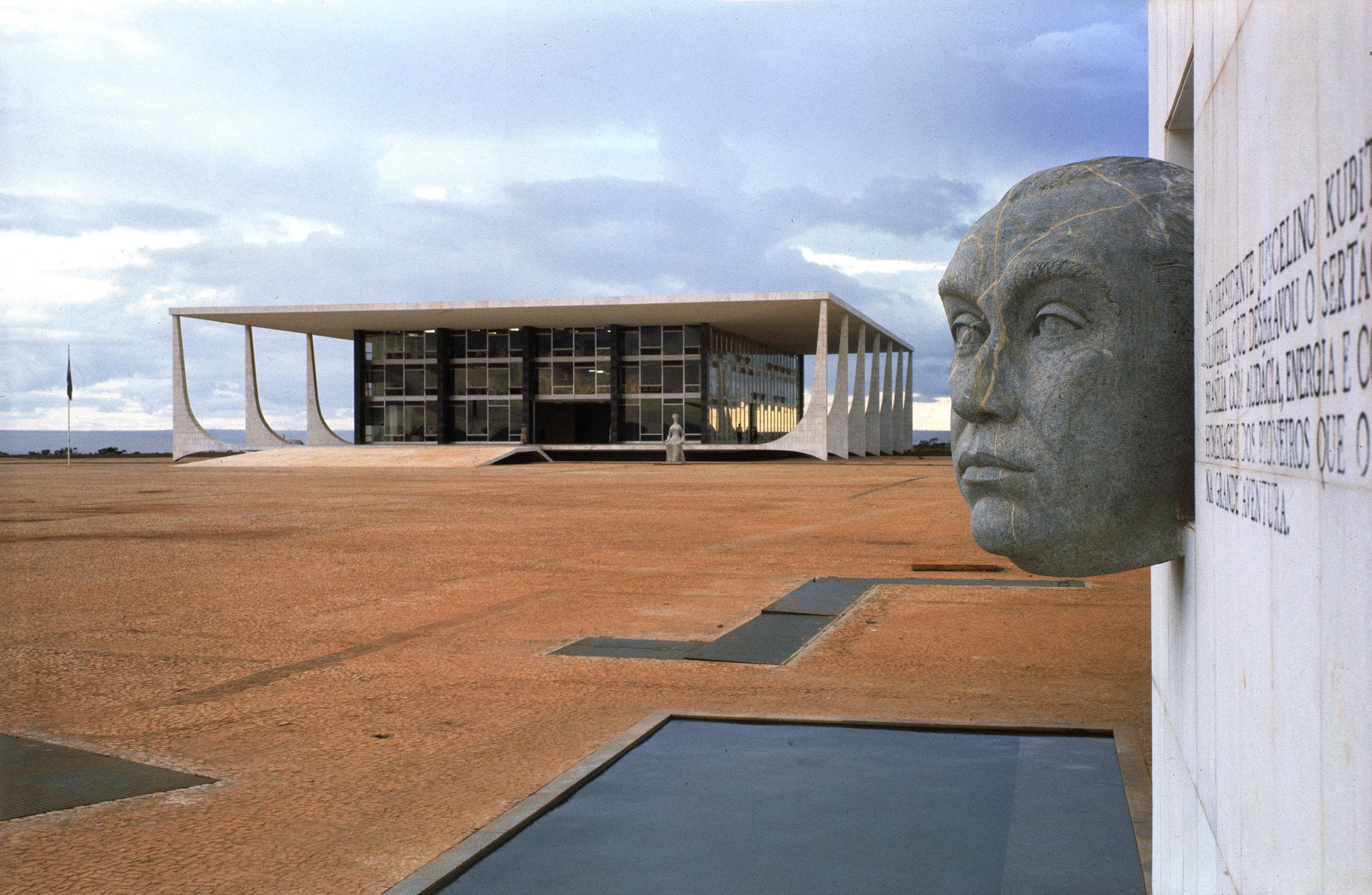Sculpture head of ex-president and Brasília builder Juscelino Kubitscheck; Architect Oscar Neimeyer, 1961.
