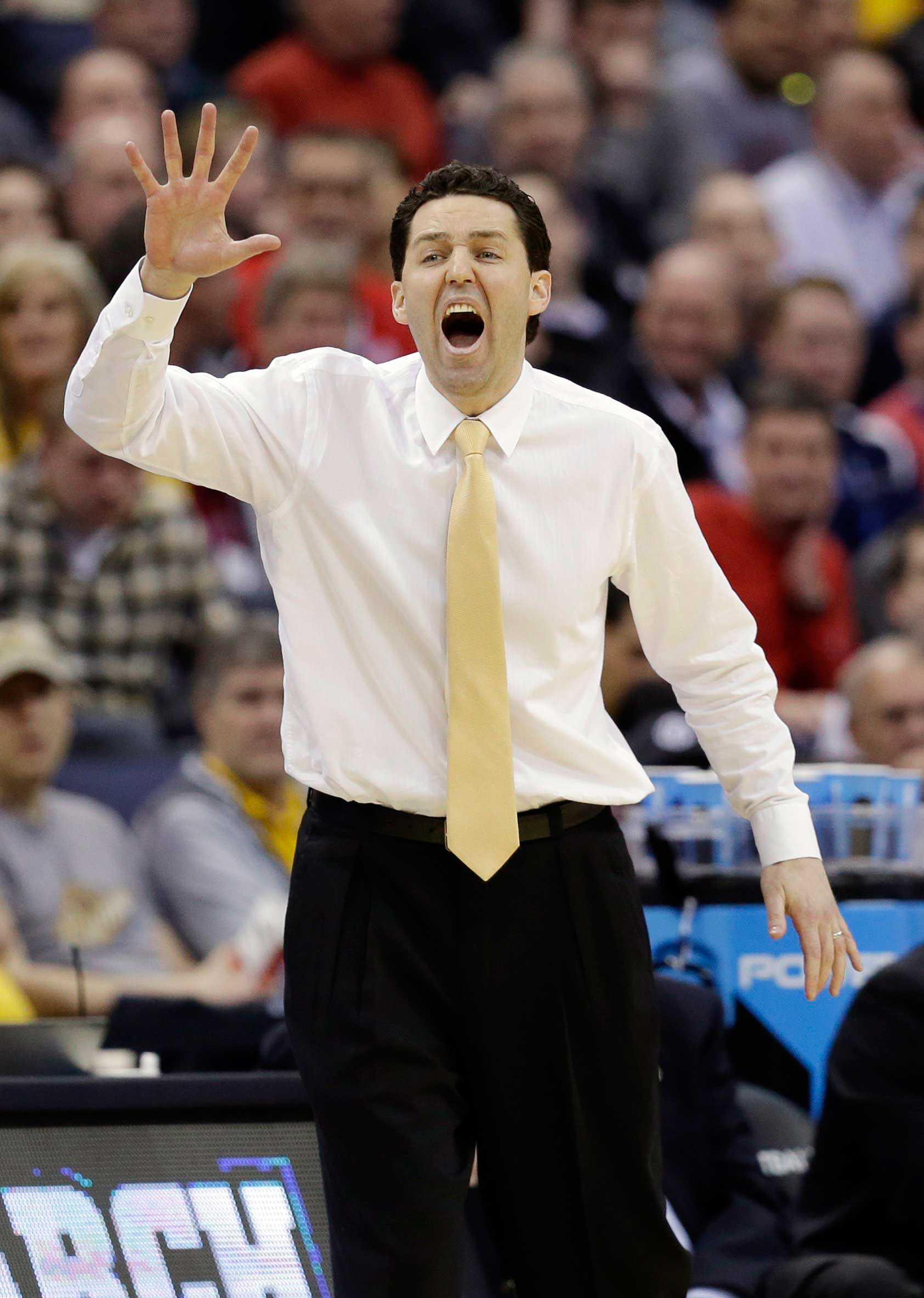 Valparaiso head coach Bryce Drew signals his players in the first half of an NCAA tournament college basketball game against Maryland in the Round of 64 in Columbus, Ohio March 20, 2015.