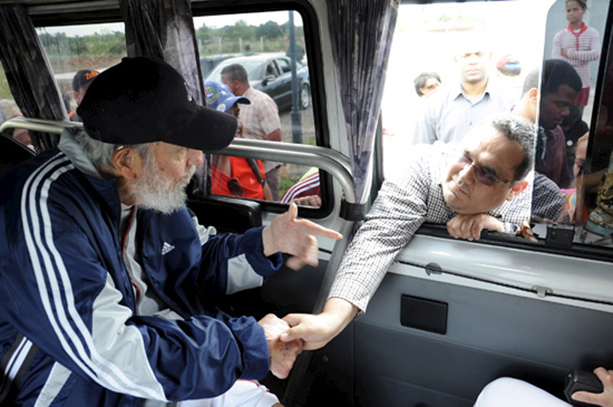 Cuban former president Fidel Castro talks to a delegation of Venezuelans in Havana