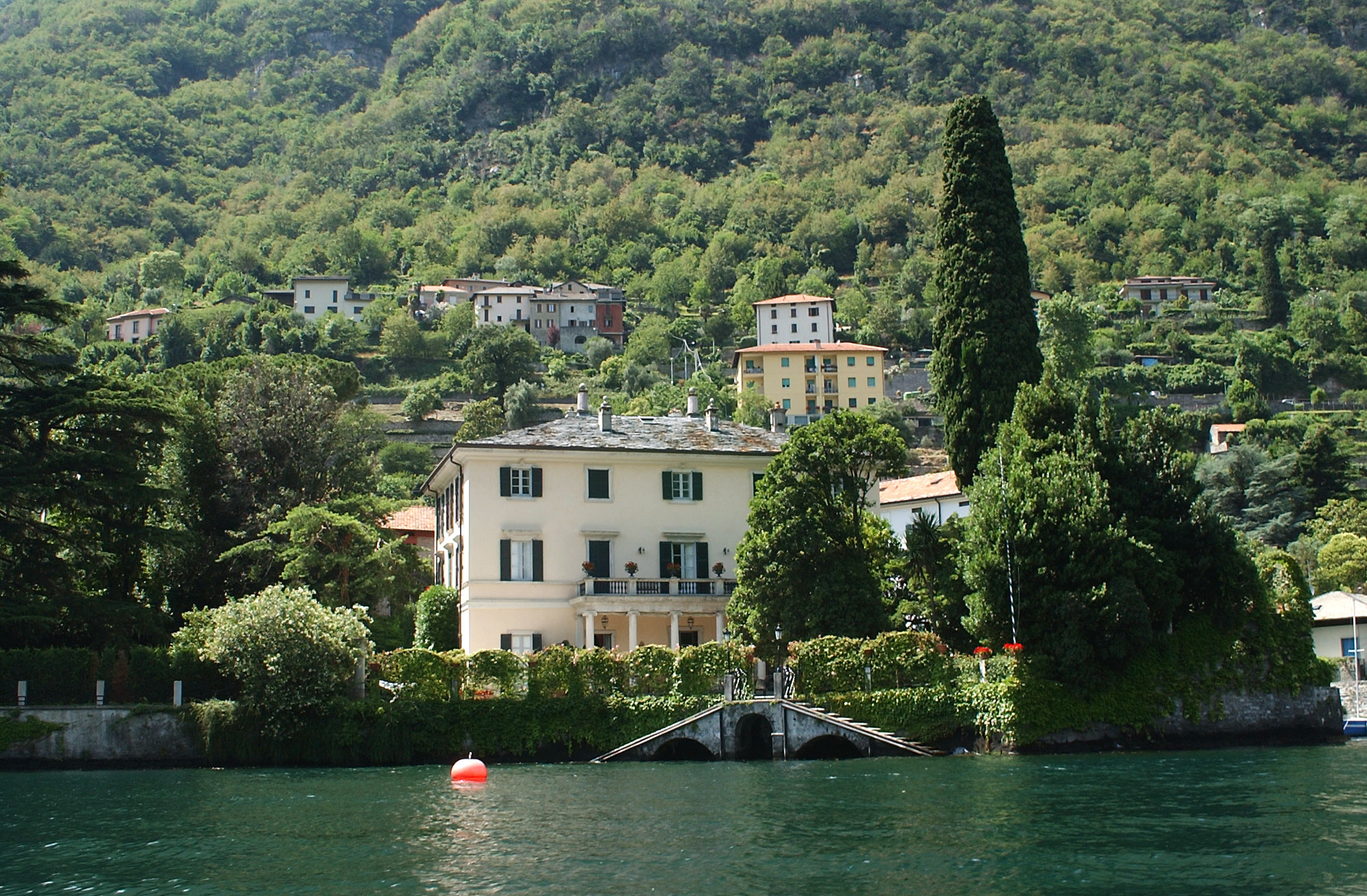 A lakeside view of George Clooney's villa Oleandra on Lake Como, northern Italy, taken Thursday, July 8, 2004. (Antonio Calanni—Associated Press)